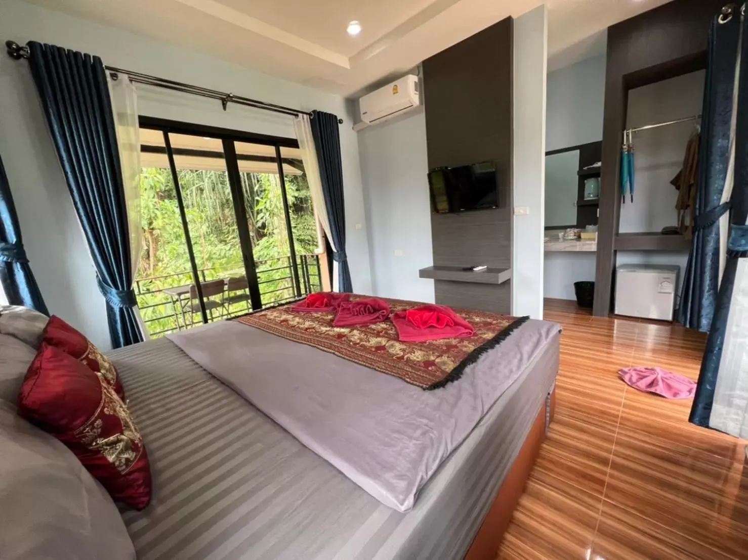 Bed in Khaosok Rainforest Resort