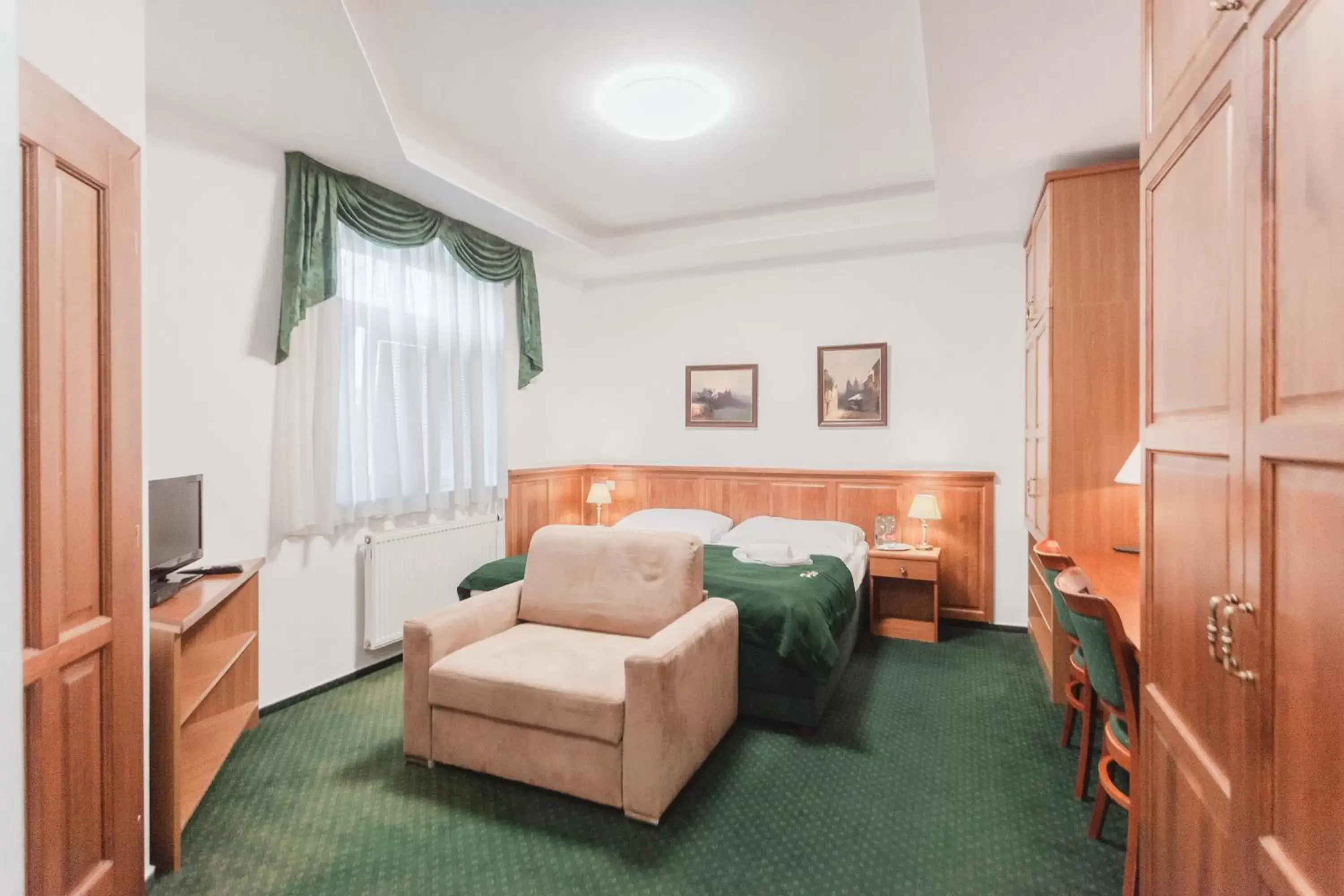 Bed, Seating Area in Hotel Peko