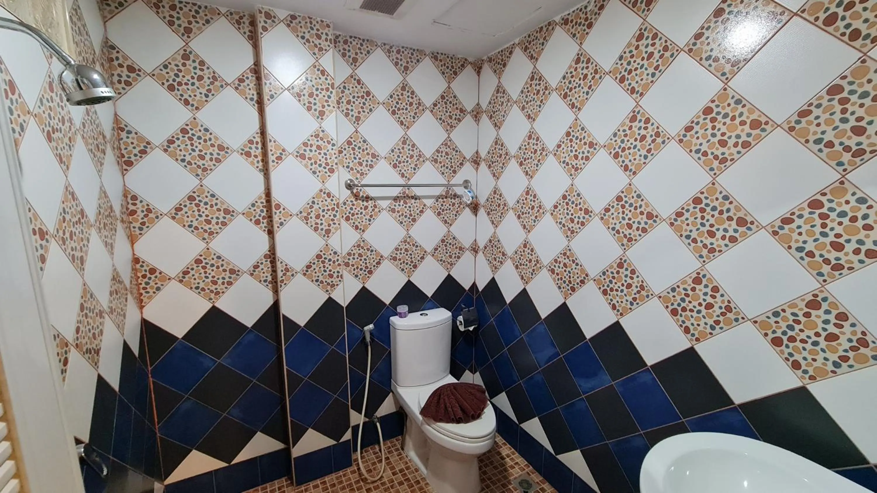 Bathroom in Vech Guesthouse Patong