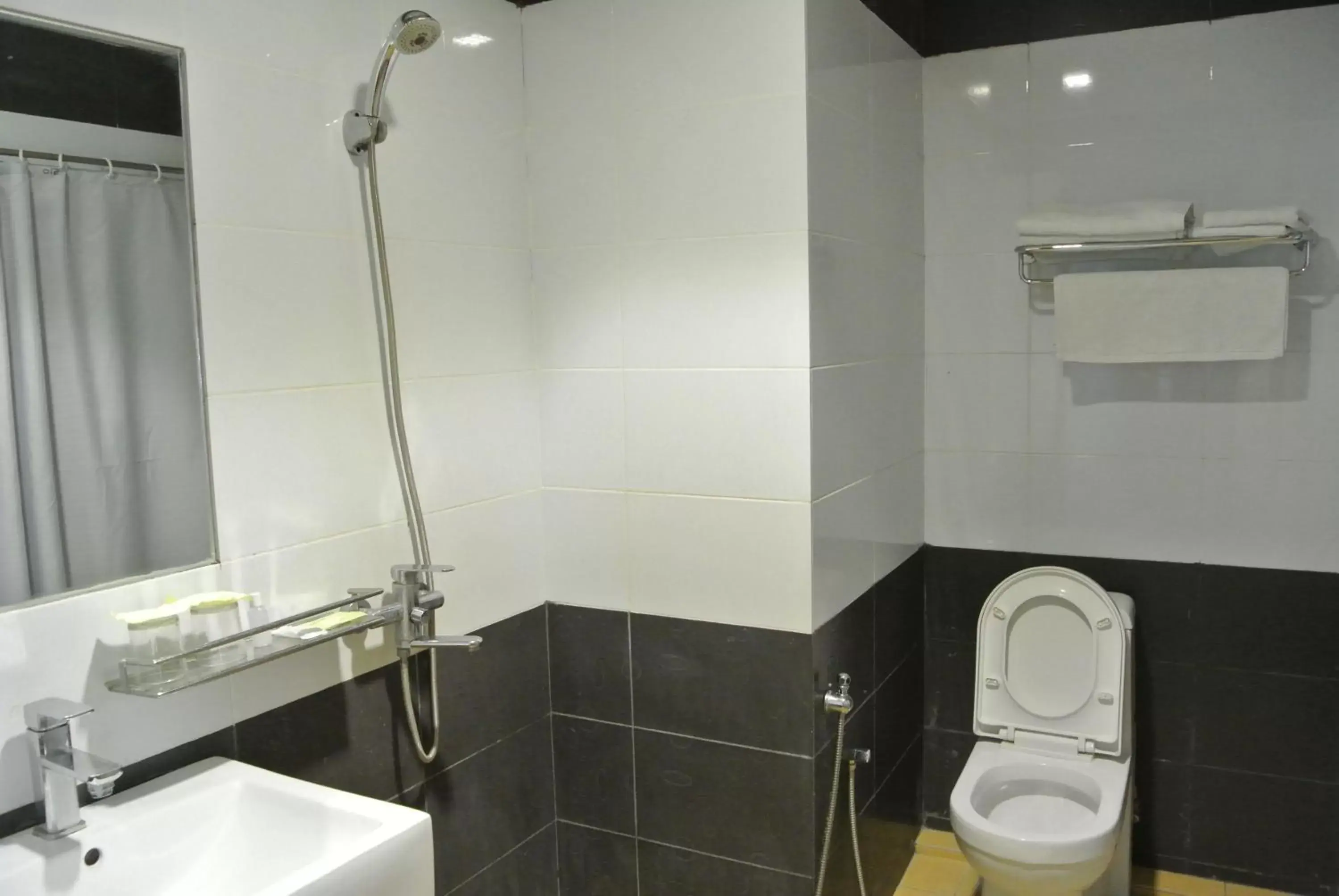 Shower, Bathroom in Melang Inn