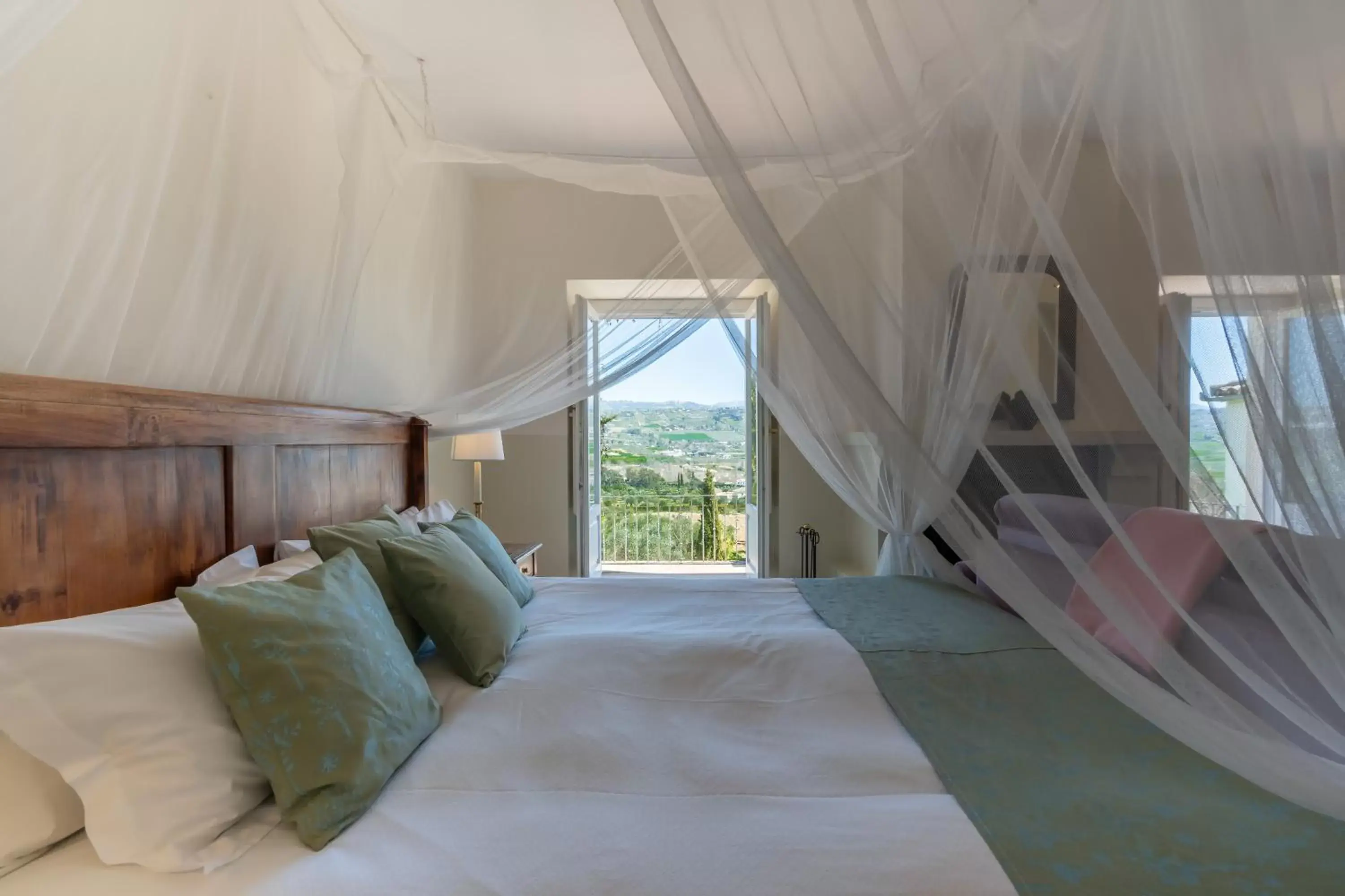 Balcony/Terrace, Bed in Hotel La Fuente de la Higuera