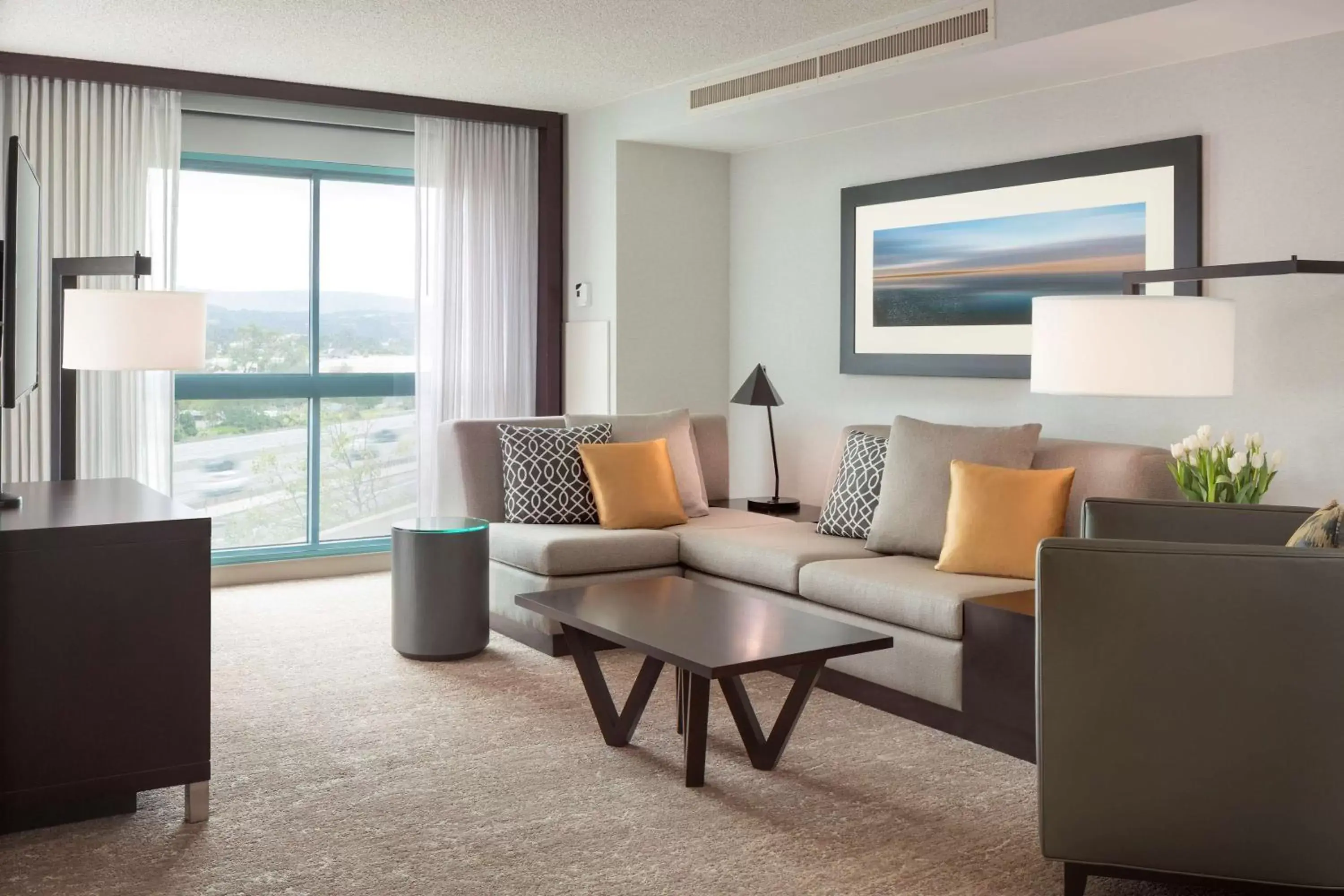 Photo of the whole room, Seating Area in Hyatt Regency San Francisco Airport