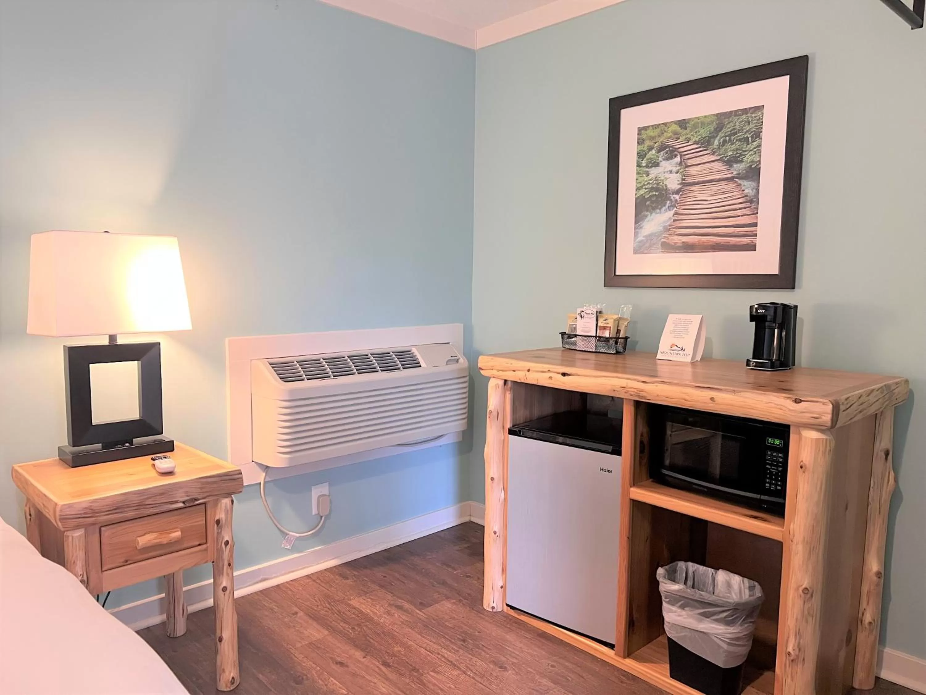 Coffee/tea facilities, Bed in Mountain Top Inn and Resort