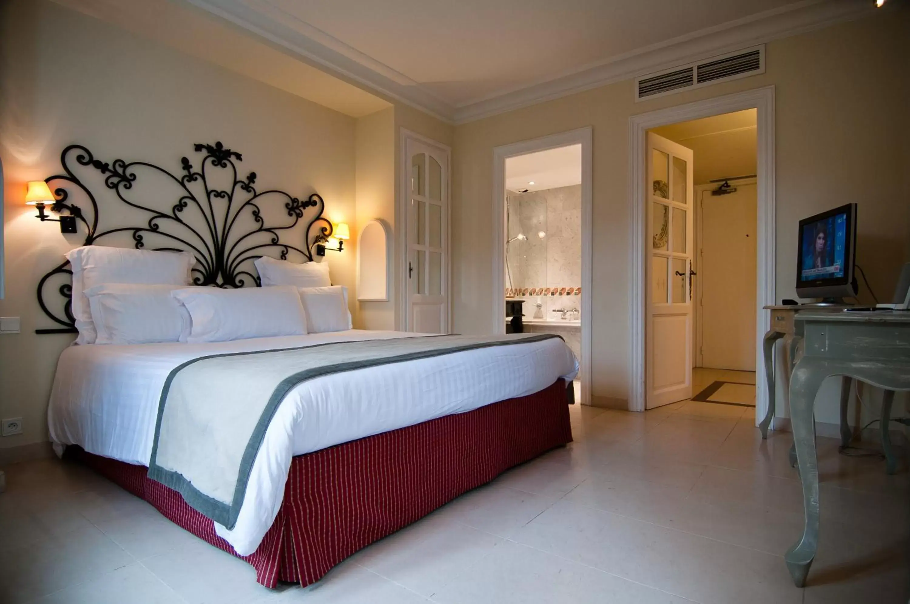 Bedroom, Bed in Hôtel De Mougins