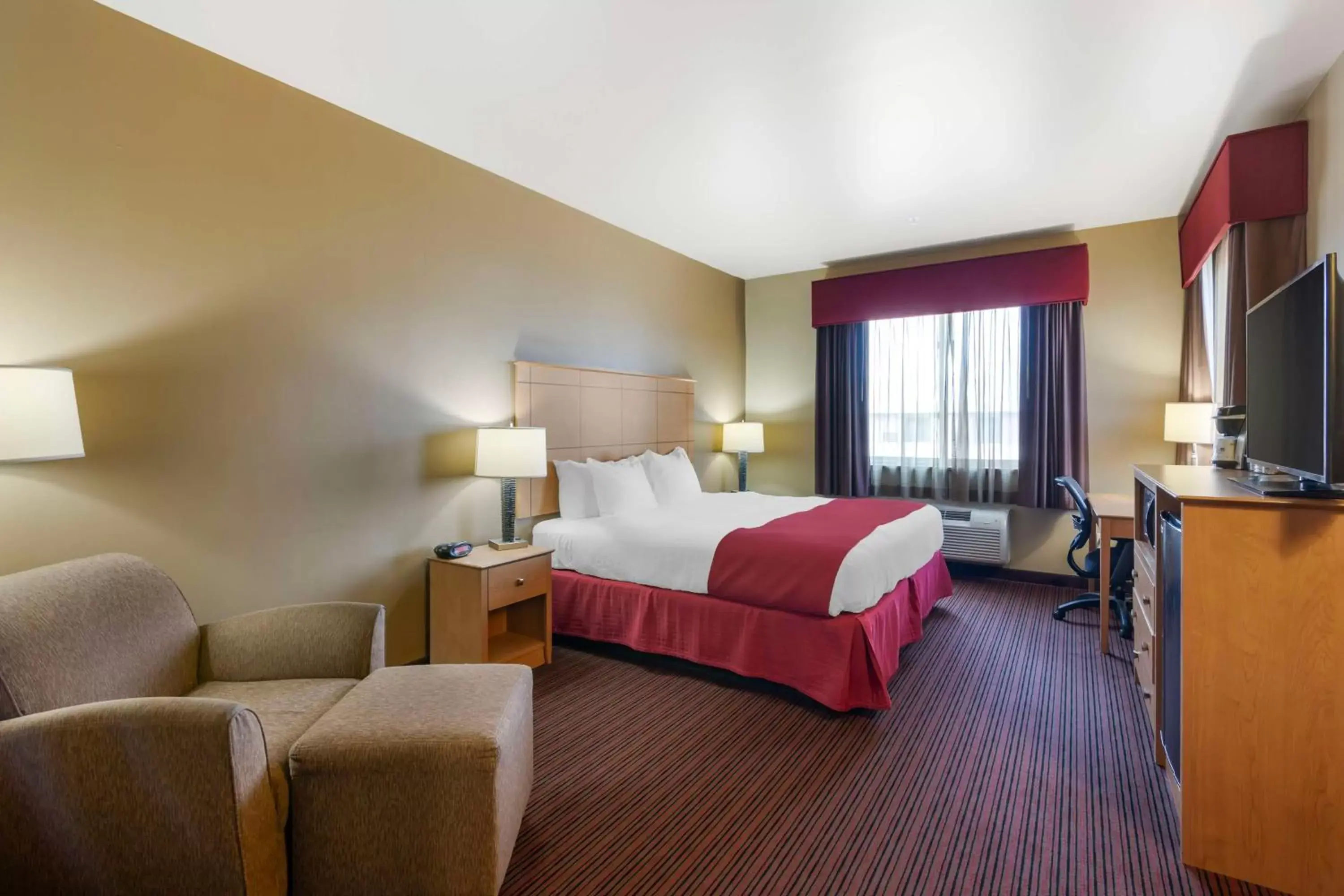King Room with Roll-In Shower - Mobility Accessible/Communication Assistance/Non-Smoking in Best Western Golden Prairie Inn and Suites King Room with Roll-In Shower - Mobility Accessible/Communication Assistance/Non-Smoking in Best Western Golden Prairie Inn and Suites
