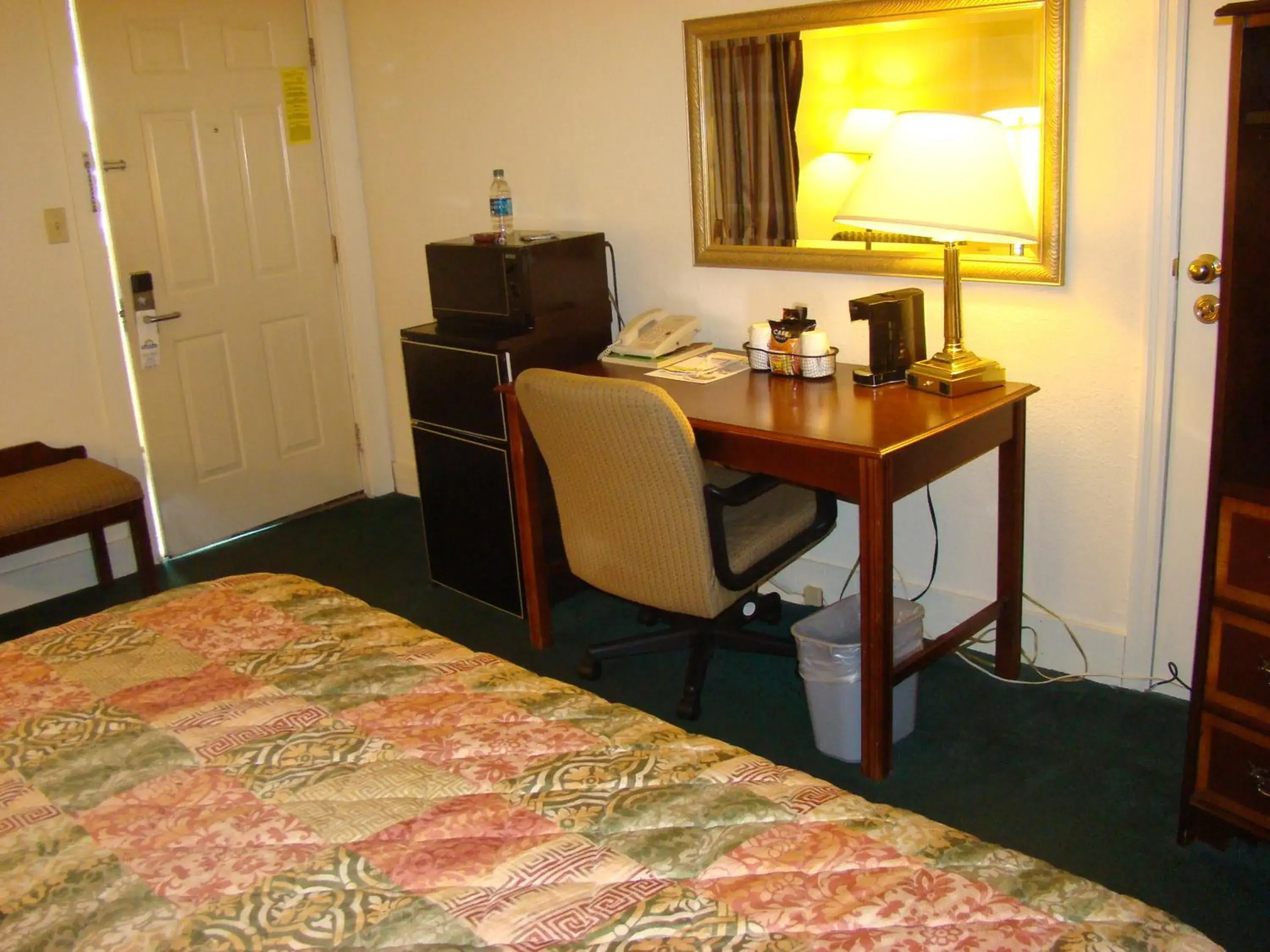 TV and multimedia, Bed in Aderi Hotel Near Bucknell University
