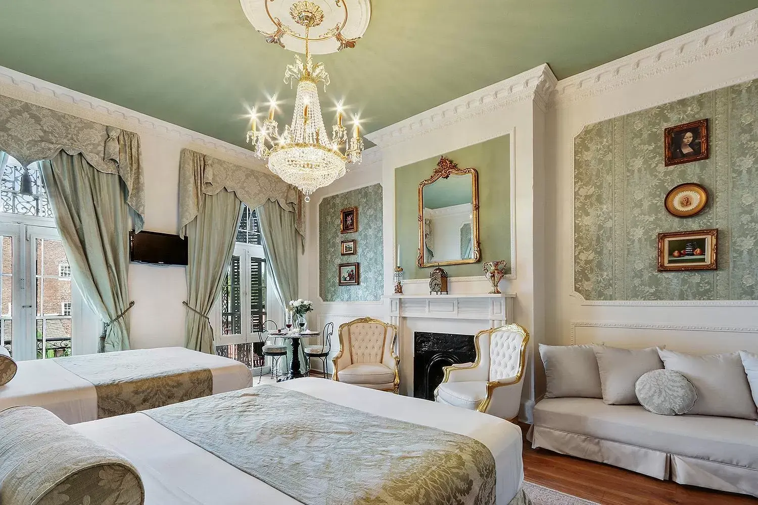 Photo of the whole room in French Quarter Mansion