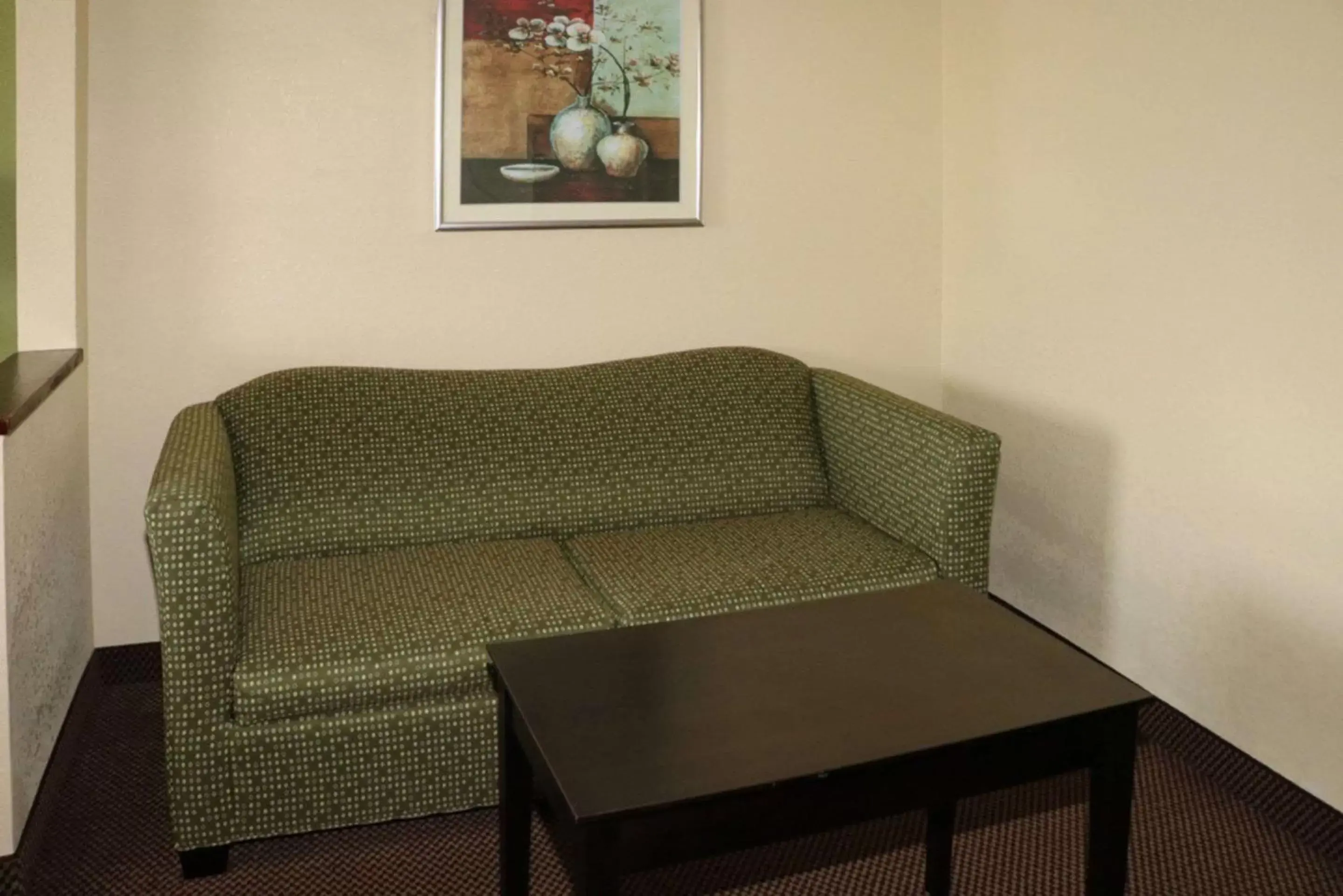 Photo of the whole room, Seating Area in Quality Inn East Evansville