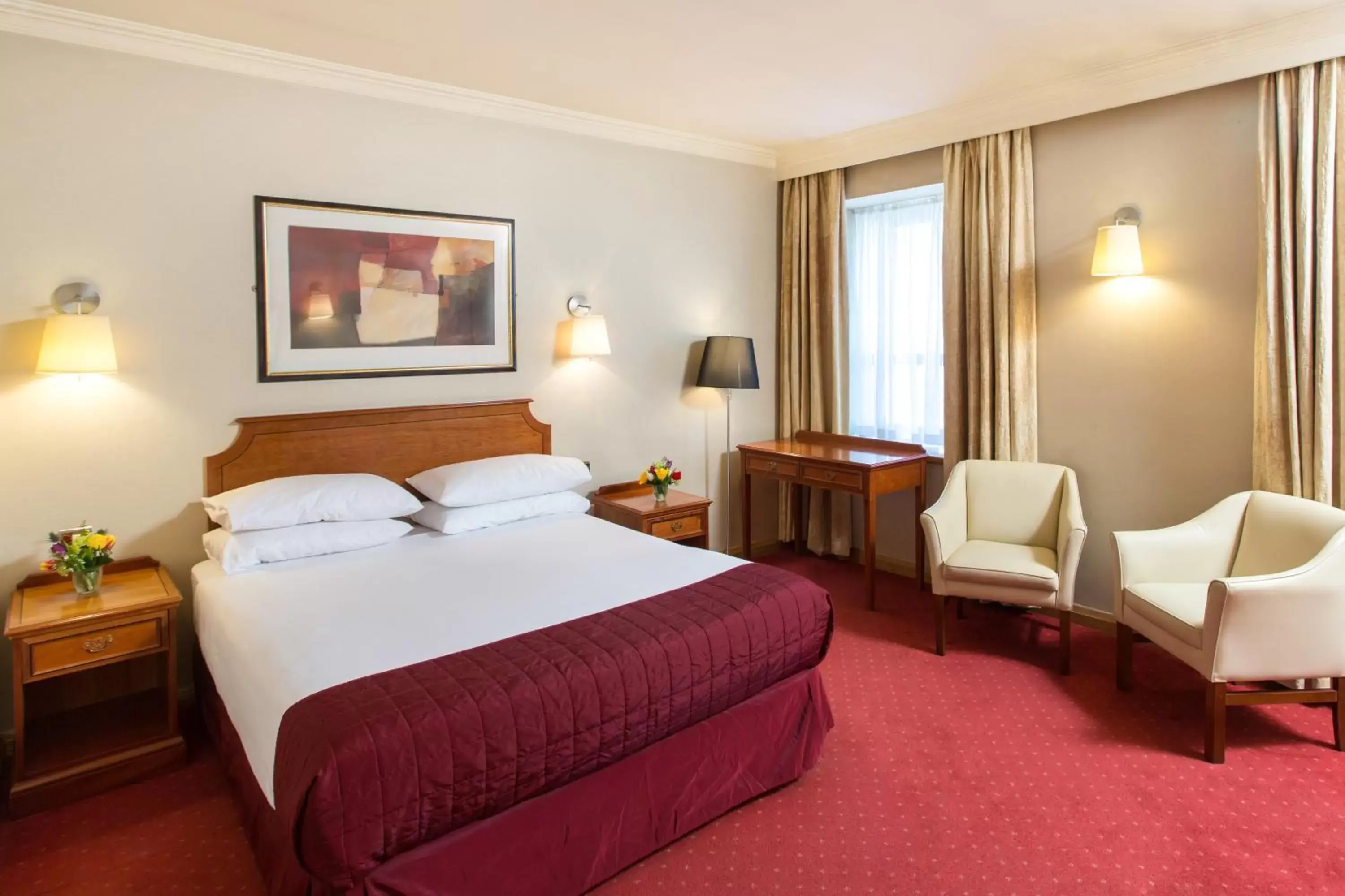 Photo of the whole room, Bed in Eyre Square Hotel