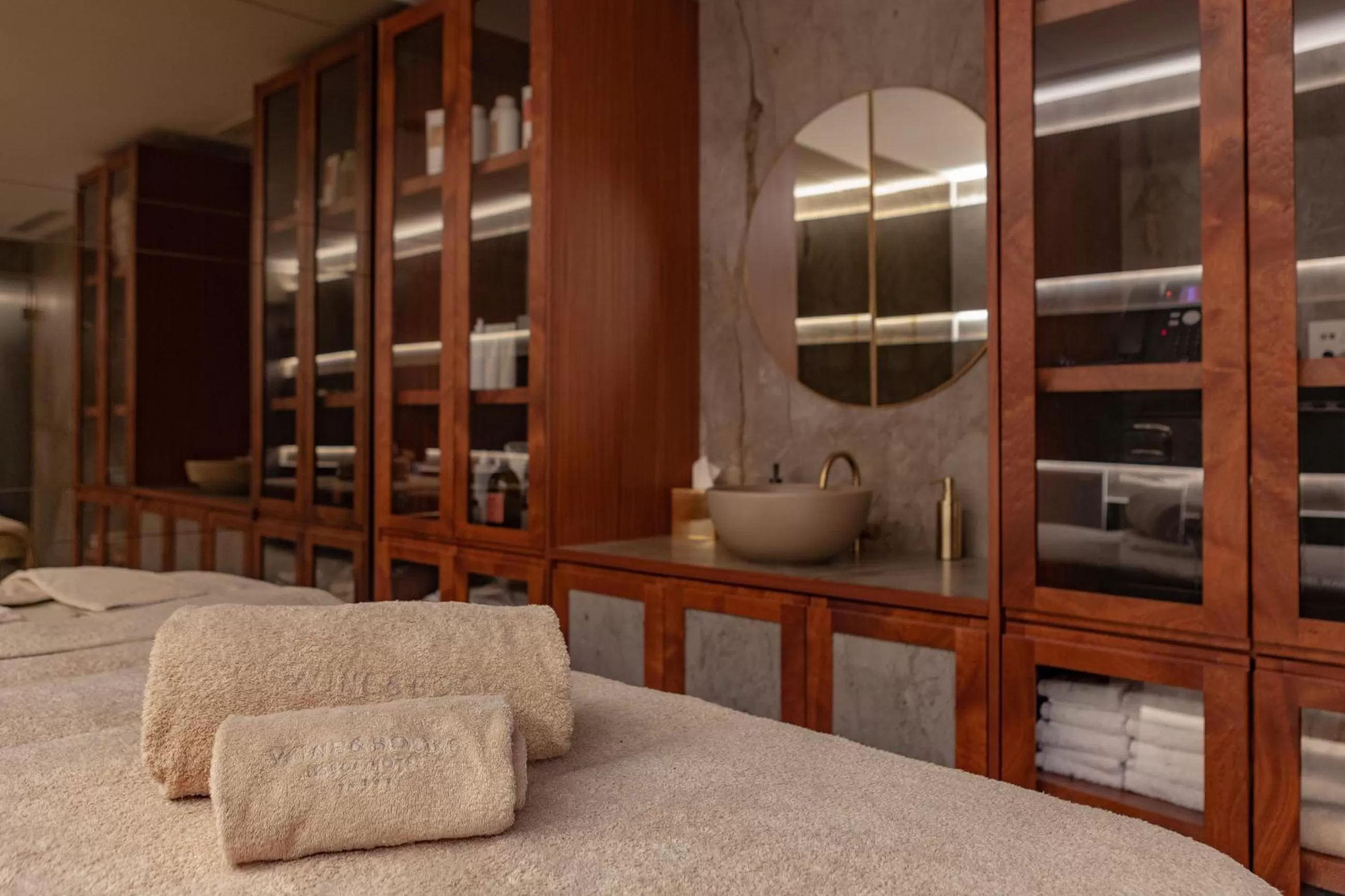 Massage, Bed in Wine & Books Lisboa Hotel