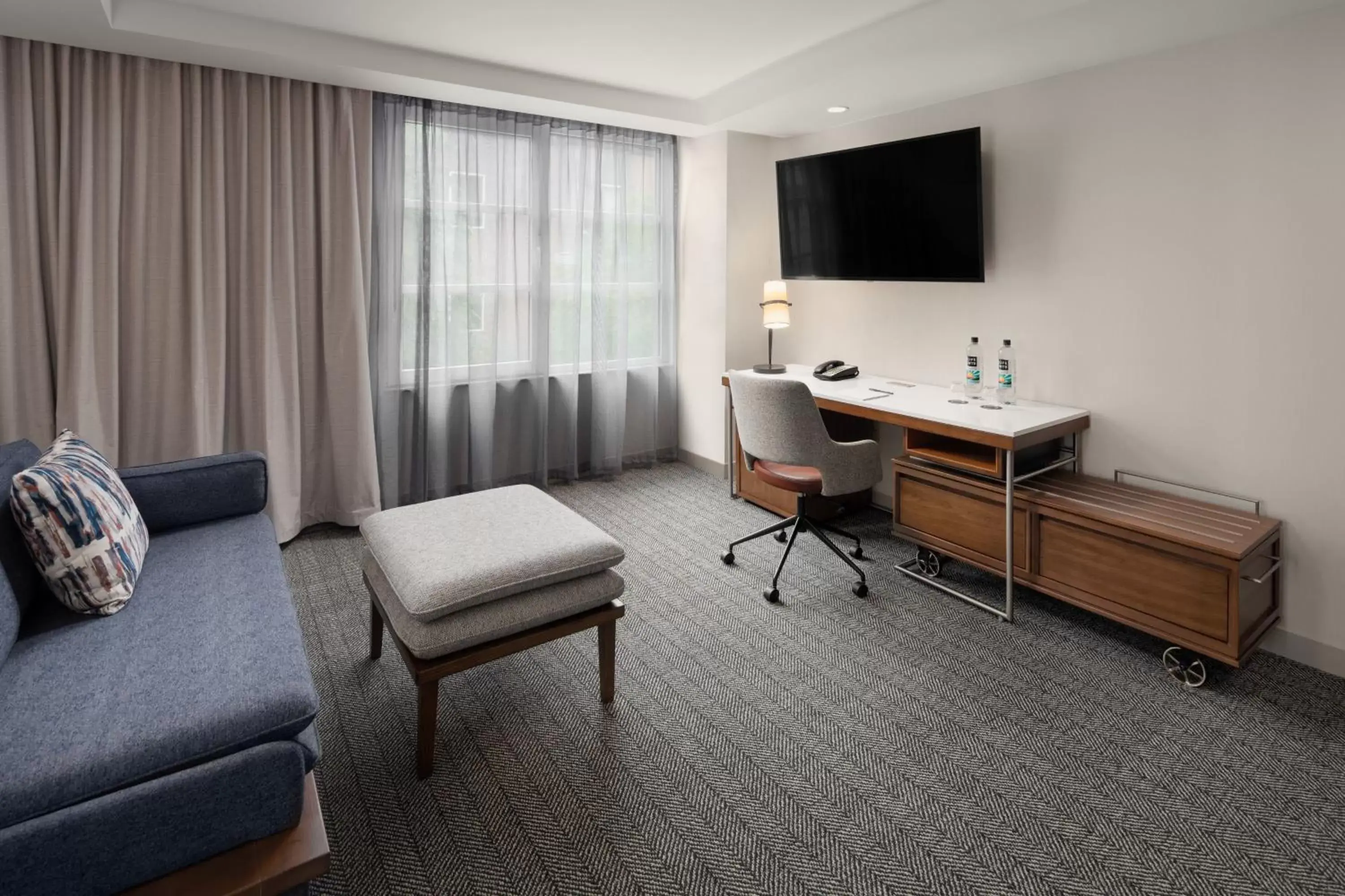 Living room, TV/Entertainment Center in Courtyard by Marriott Seattle Bellevue/Downtown