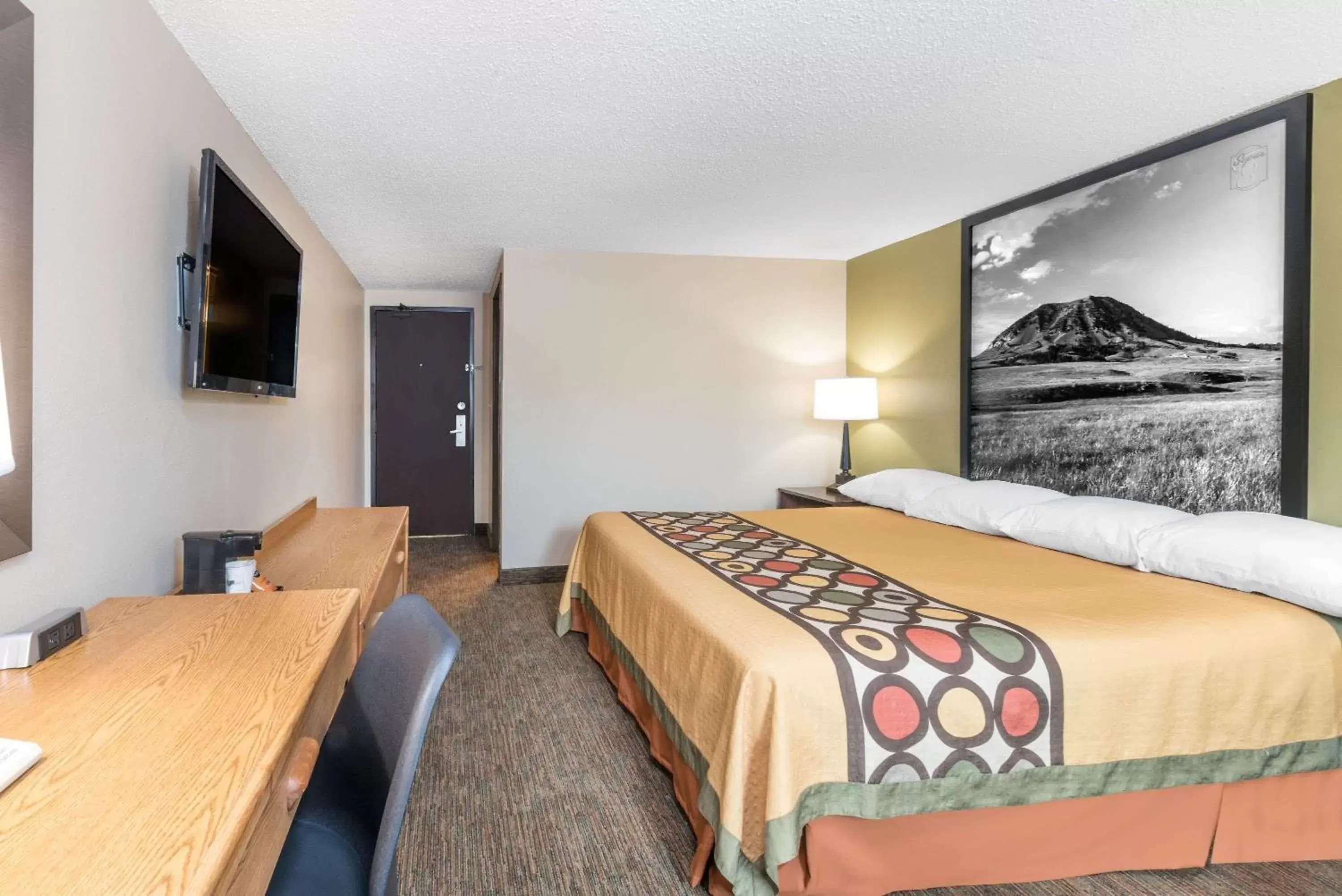 Photo of the whole room, Bed in Super 8 by Wyndham Pierre SD
