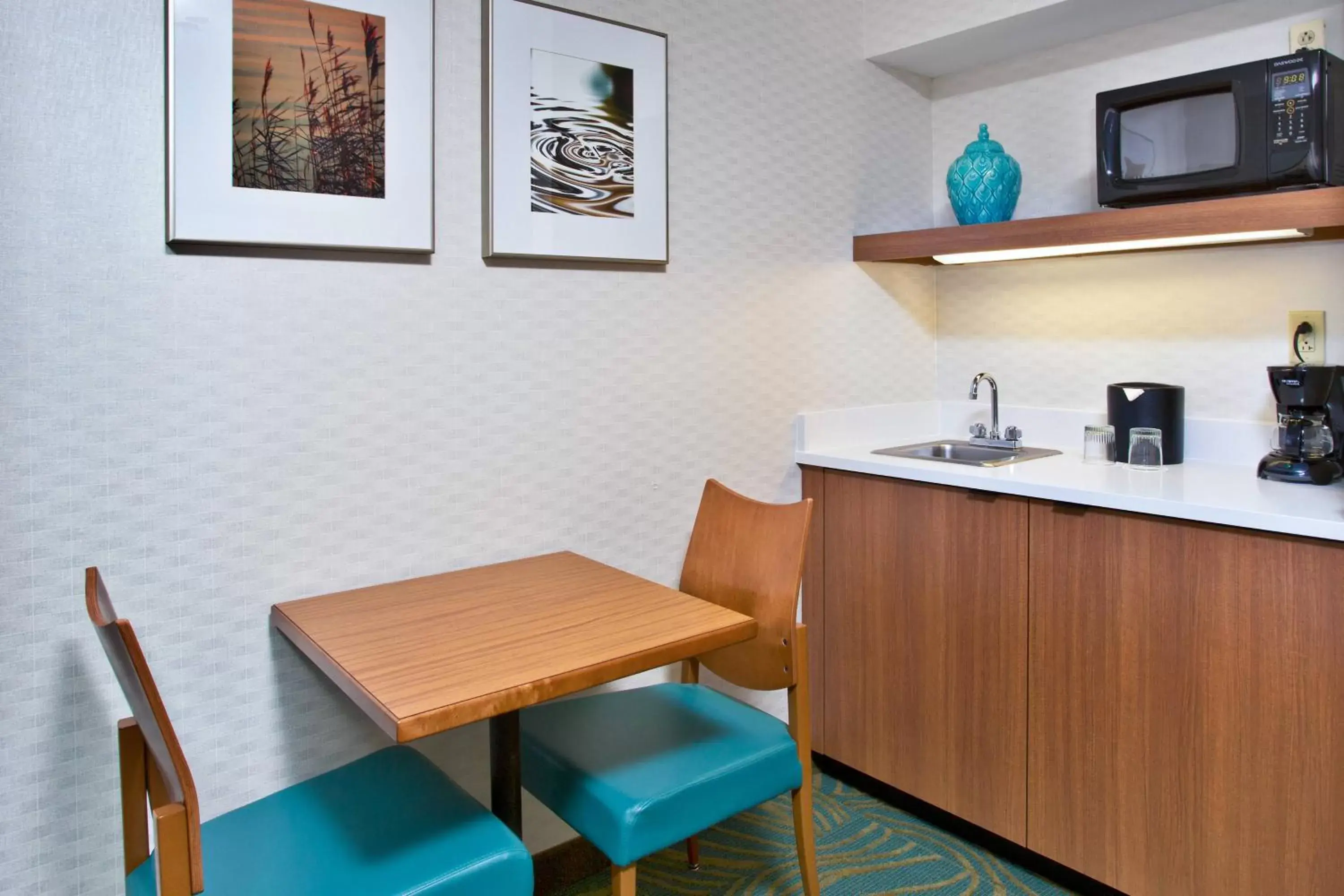 Kitchen or kitchenette, Dining Area in SpringHill Suites by Marriott Chicago Southwest at Burr Ridge Hinsdale