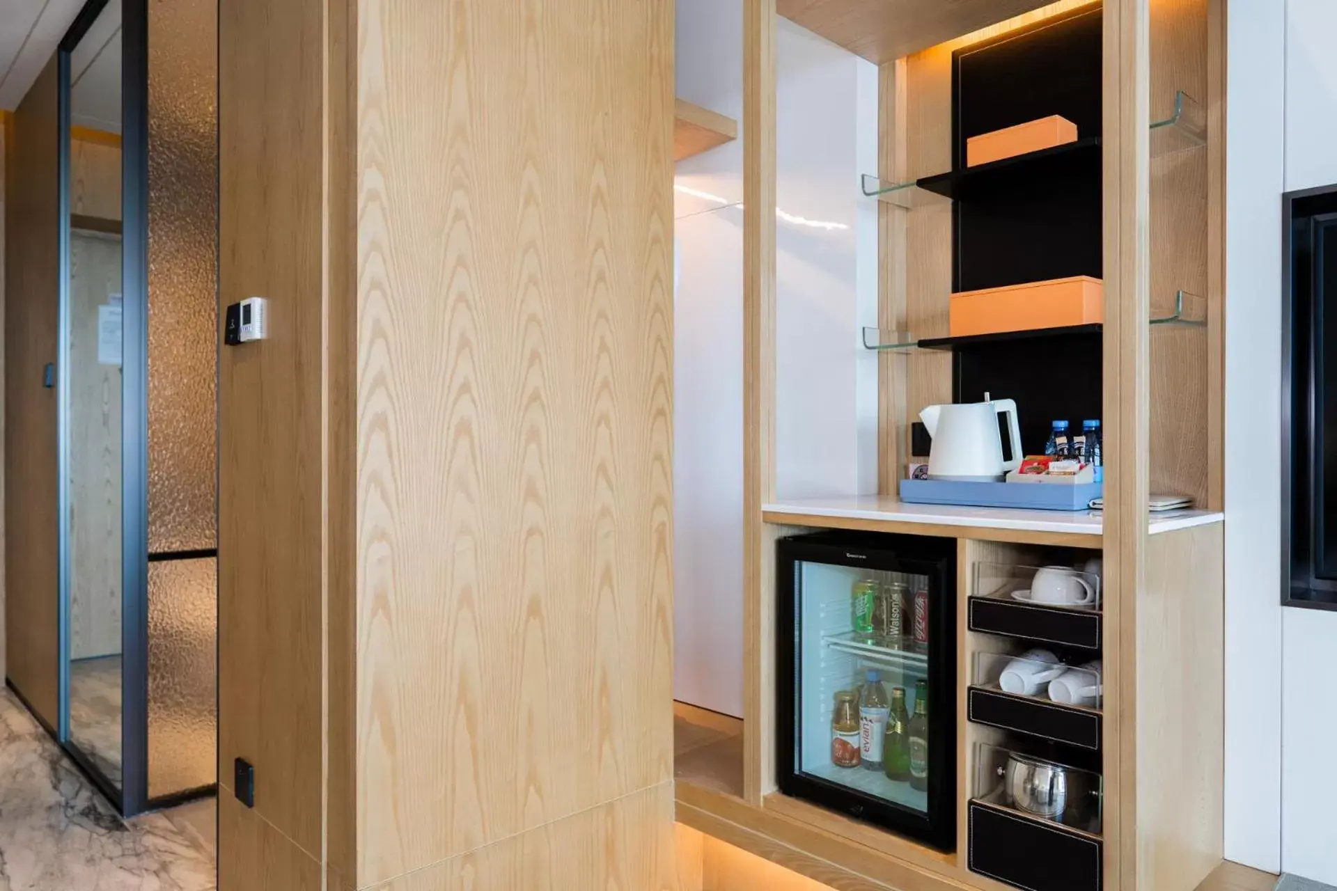 Coffee/tea facilities, Kitchen/Kitchenette in Crowne Plaza Shenzhen Nanshan, an IHG Hotel