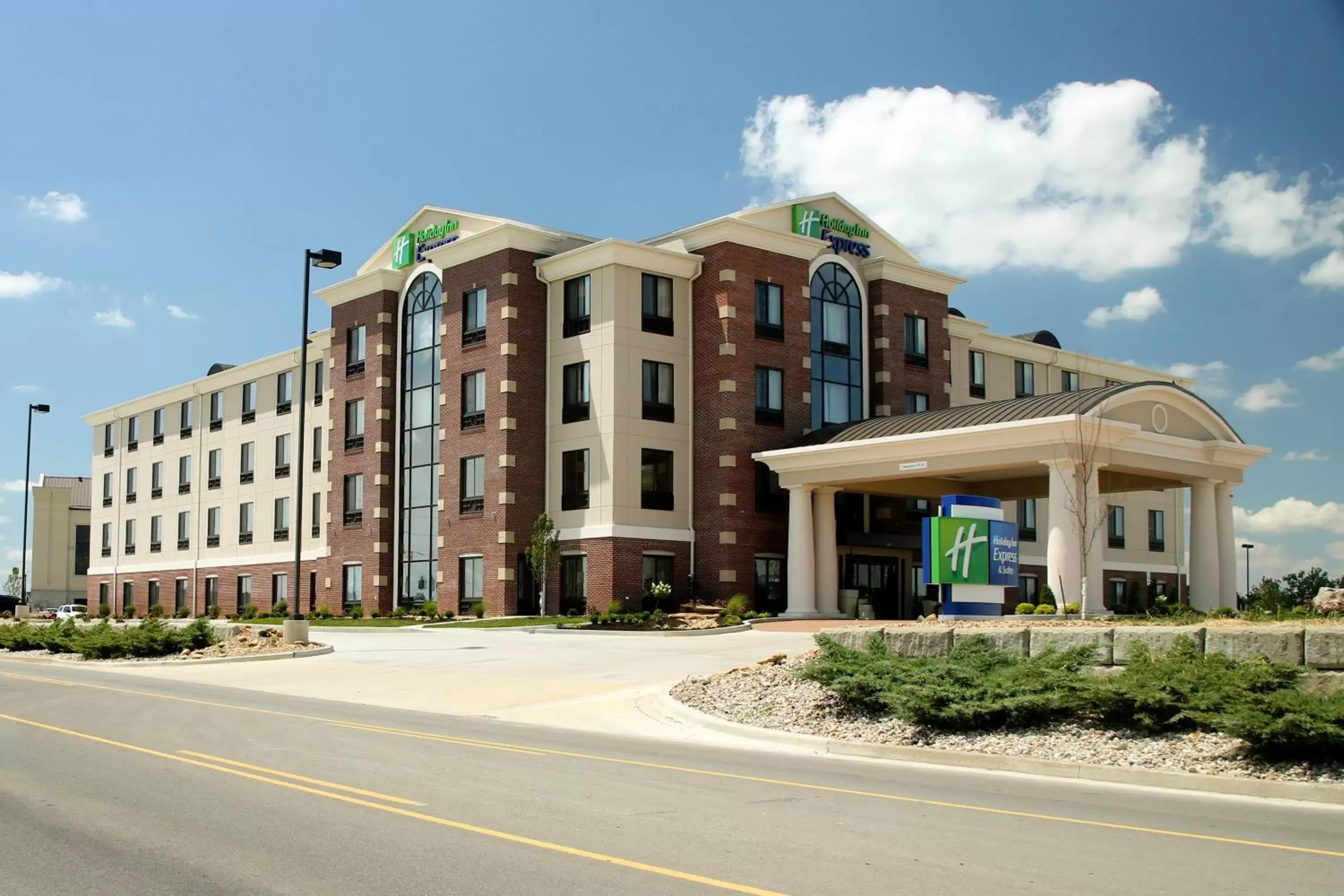 Property Building in Holiday Inn Express & Suites Marion Northeast, an IHG Hotel