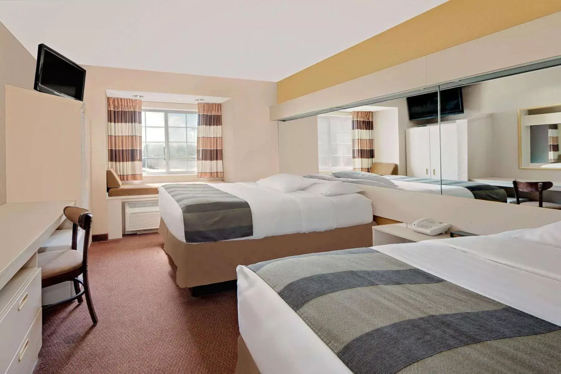 Photo of the whole room, Bed in Microtel Inn & Suites by Wyndham Joplin