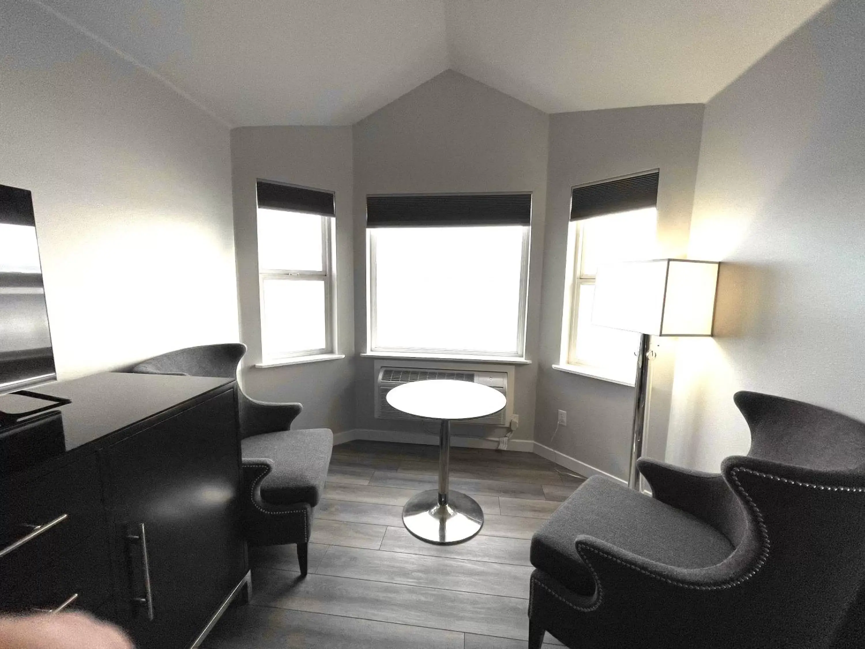 Living room, Seating Area in Tides Inn & Suites
