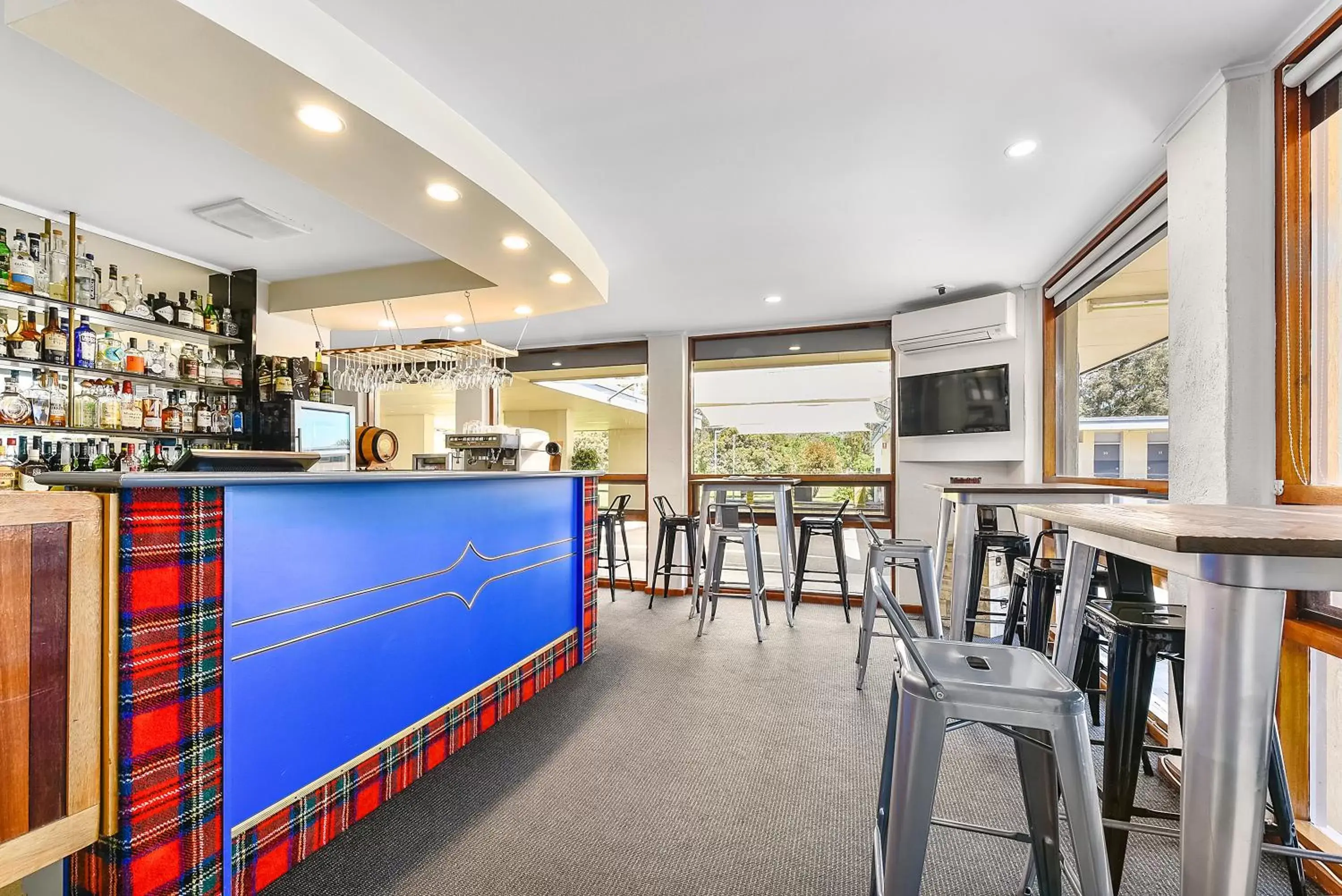 Lounge or bar in William Macintosh Motor Lodge