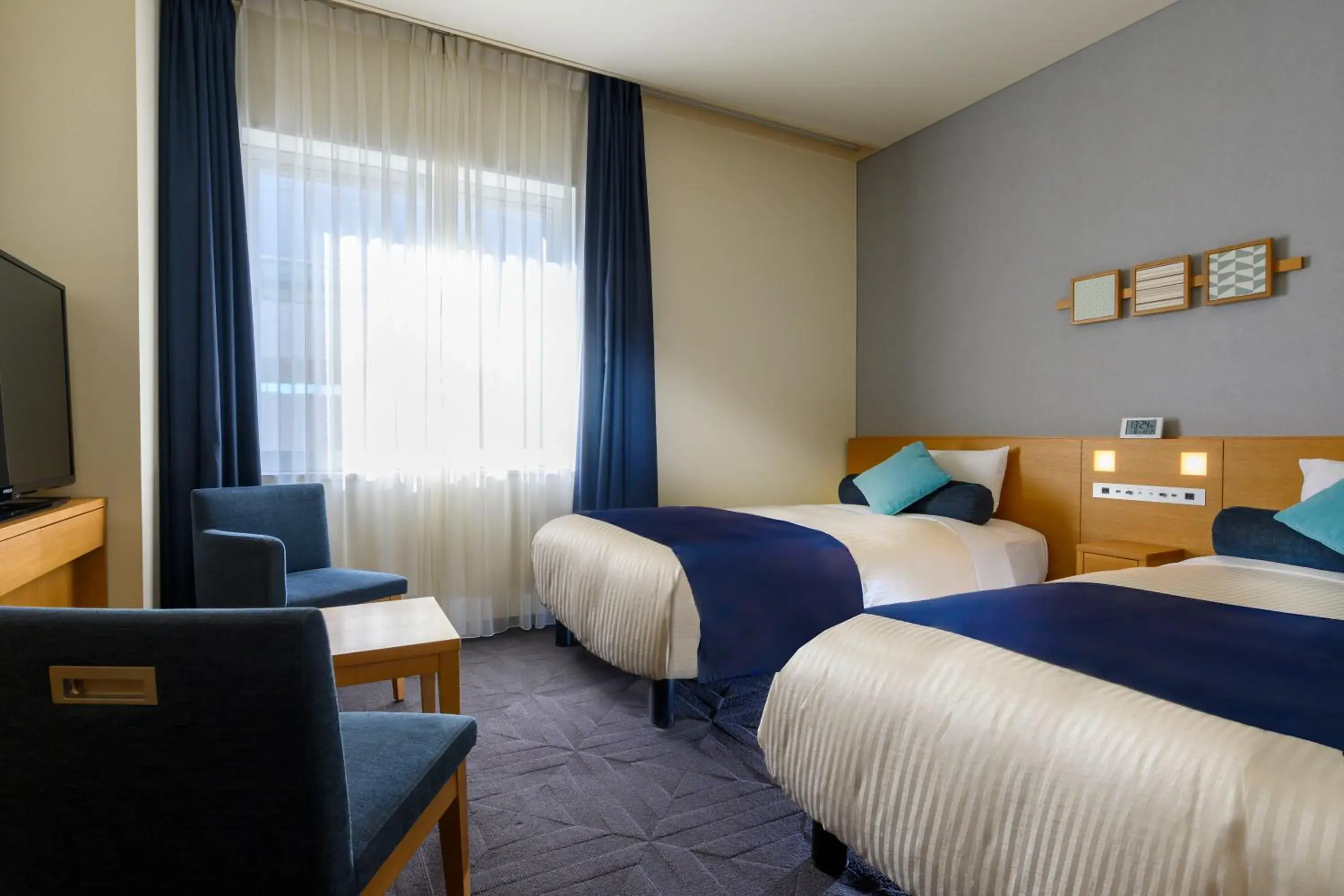 Photo of the whole room, Bed in Yokohama Sakuragicho Washington Hotel