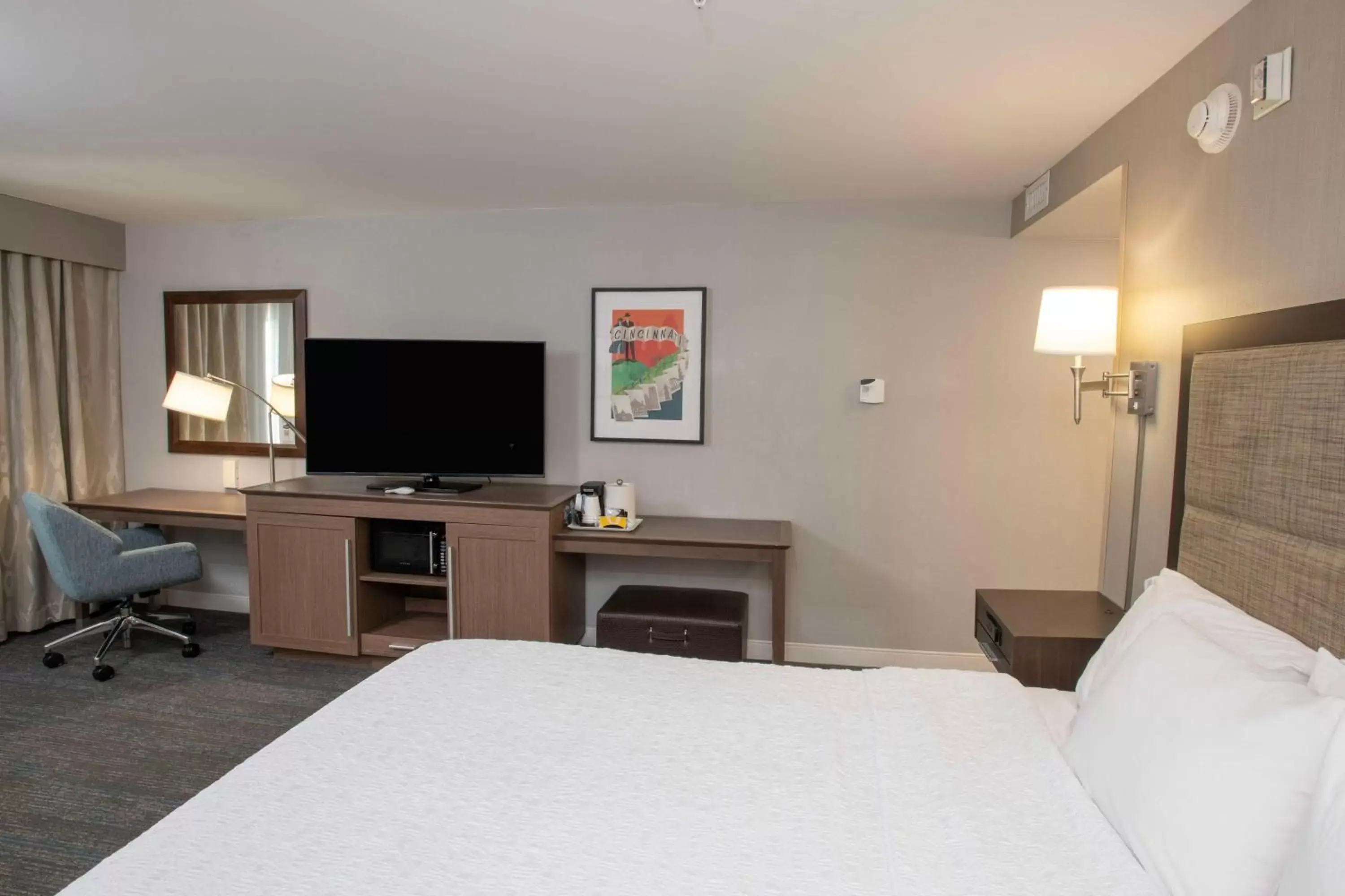 Bedroom, Bed in Hampton Inn & Suites - Cincinnati/Kenwood, OH