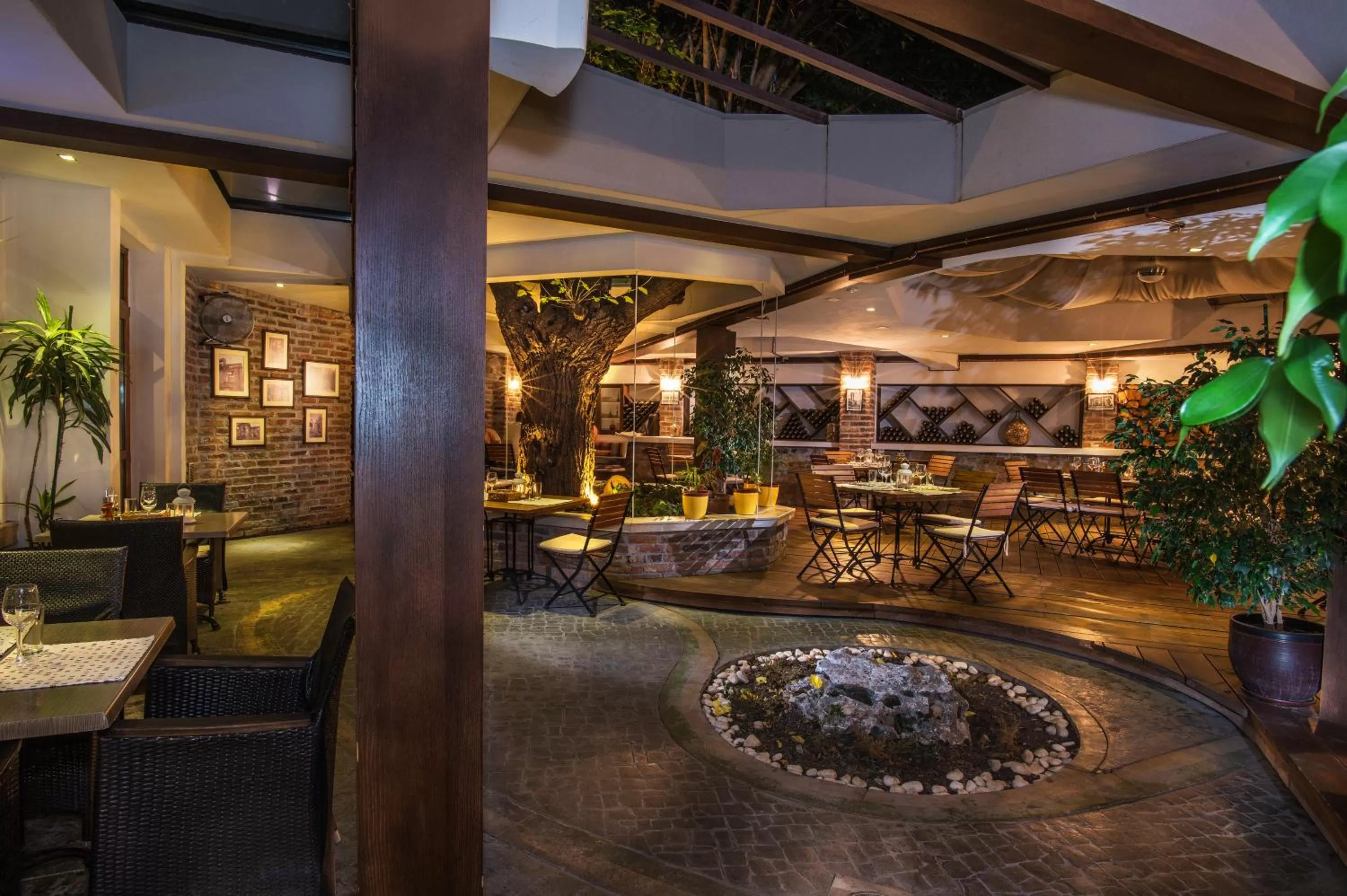 Restaurant/places to eat in Uniqato Hotel