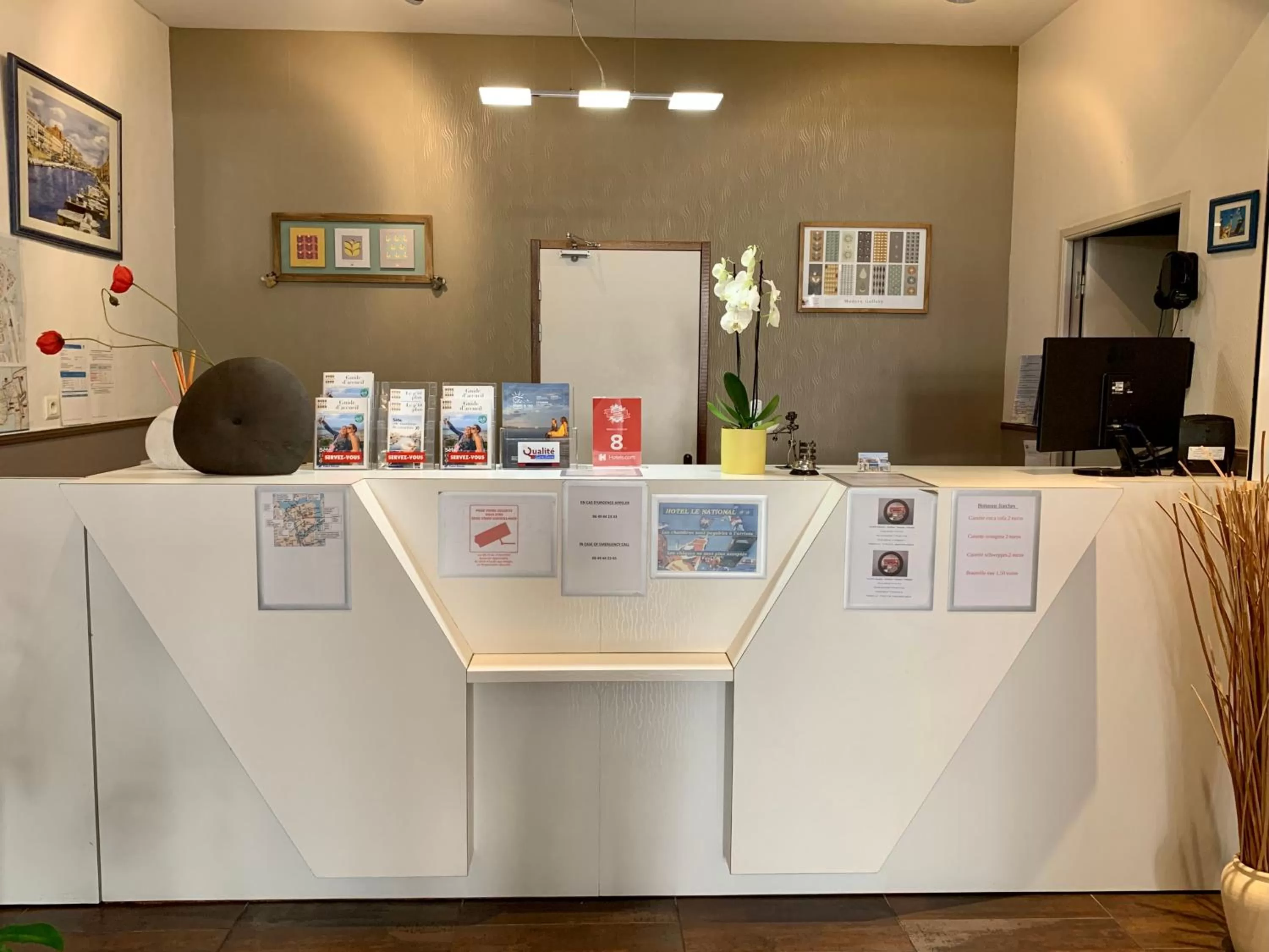 Lobby or reception in Le National Sète Centre Gare,Ascenseur