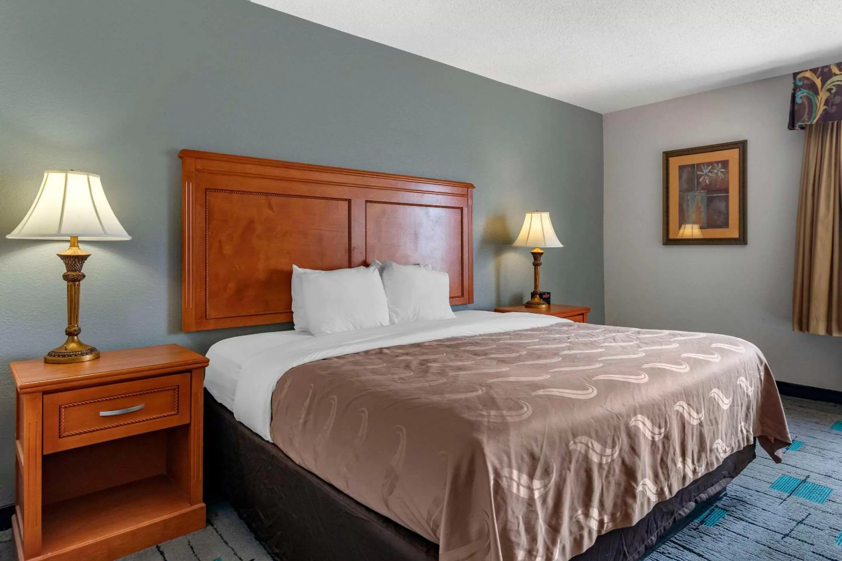 Bedroom, Bed in Quality Inn & Suites Chattanooga West near Lookout Mountain