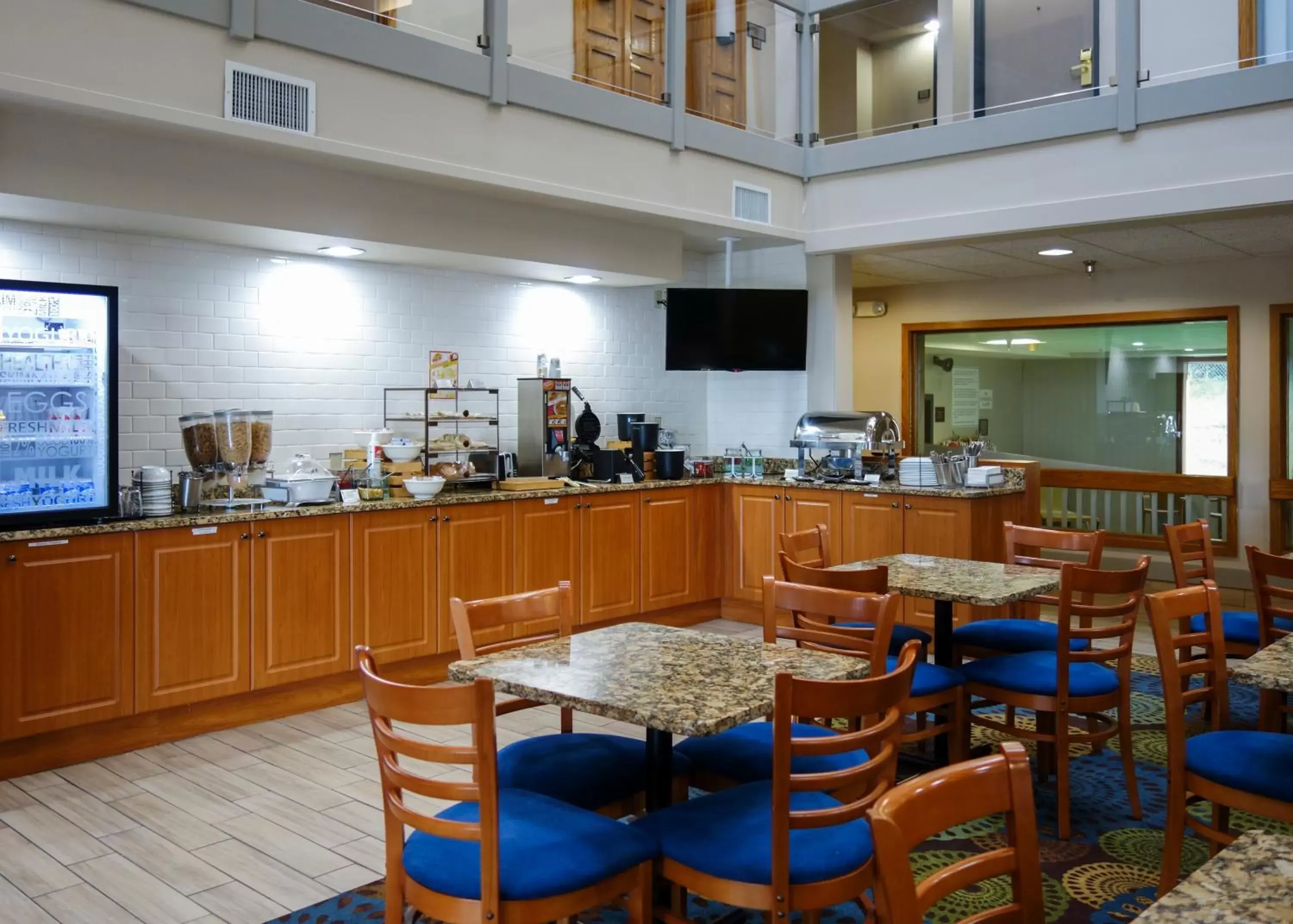 Restaurant/Places to Eat in Country Inn & Suites by Radisson, Mishawaka, IN