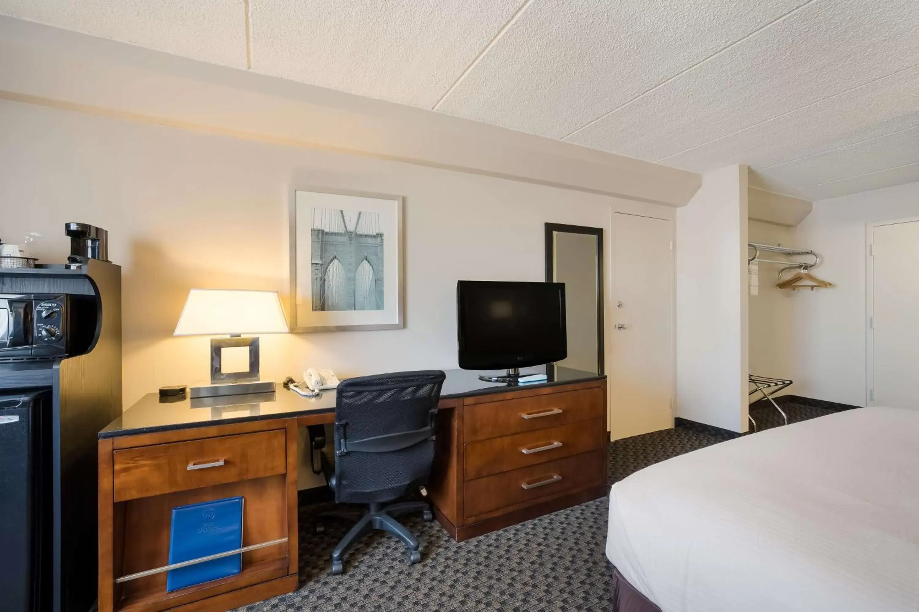 Bedroom, TV/Entertainment Center in Best Western Riverfront Inn