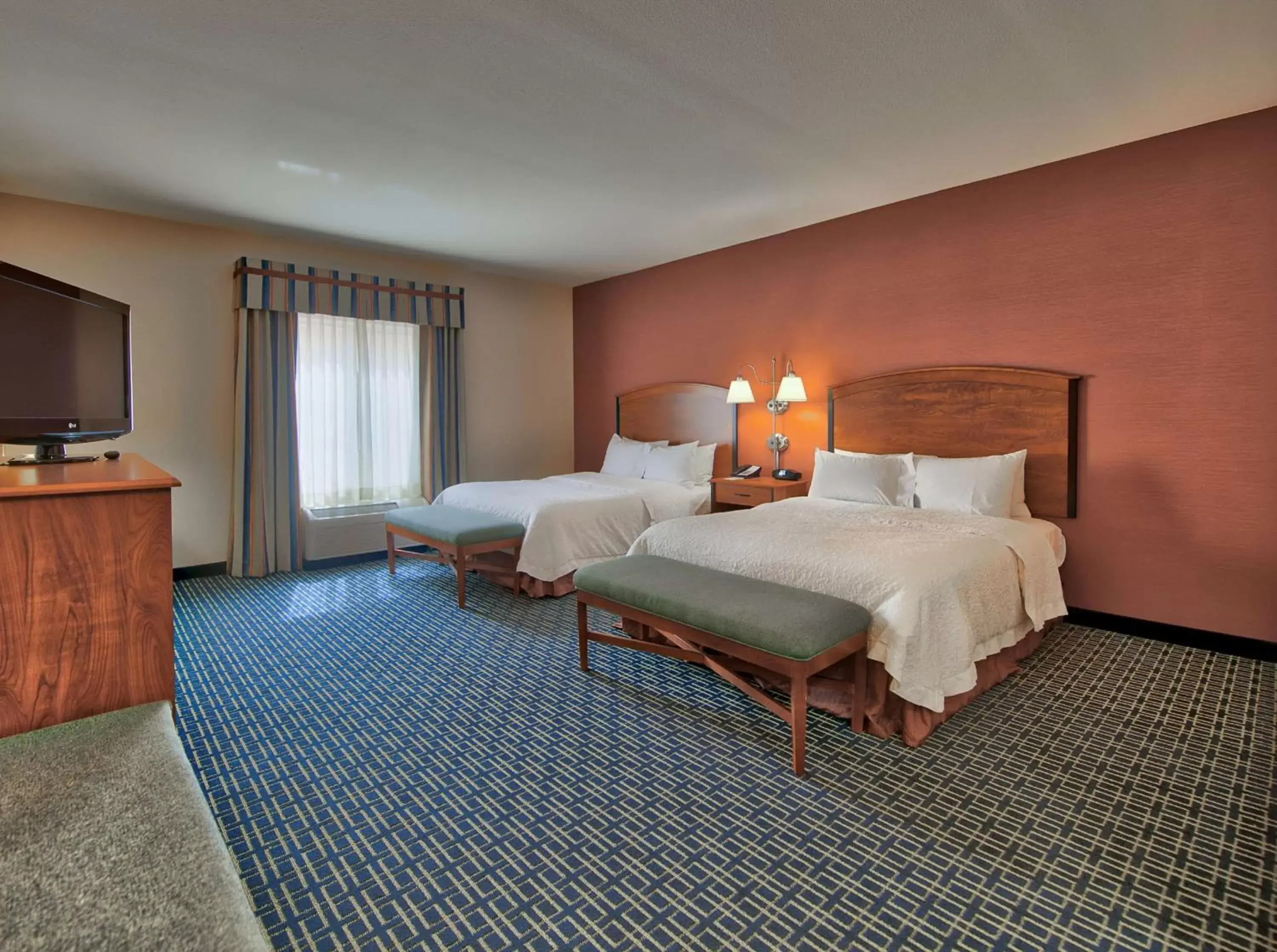 Bed in Hampton Inn & Suites Ridgecrest