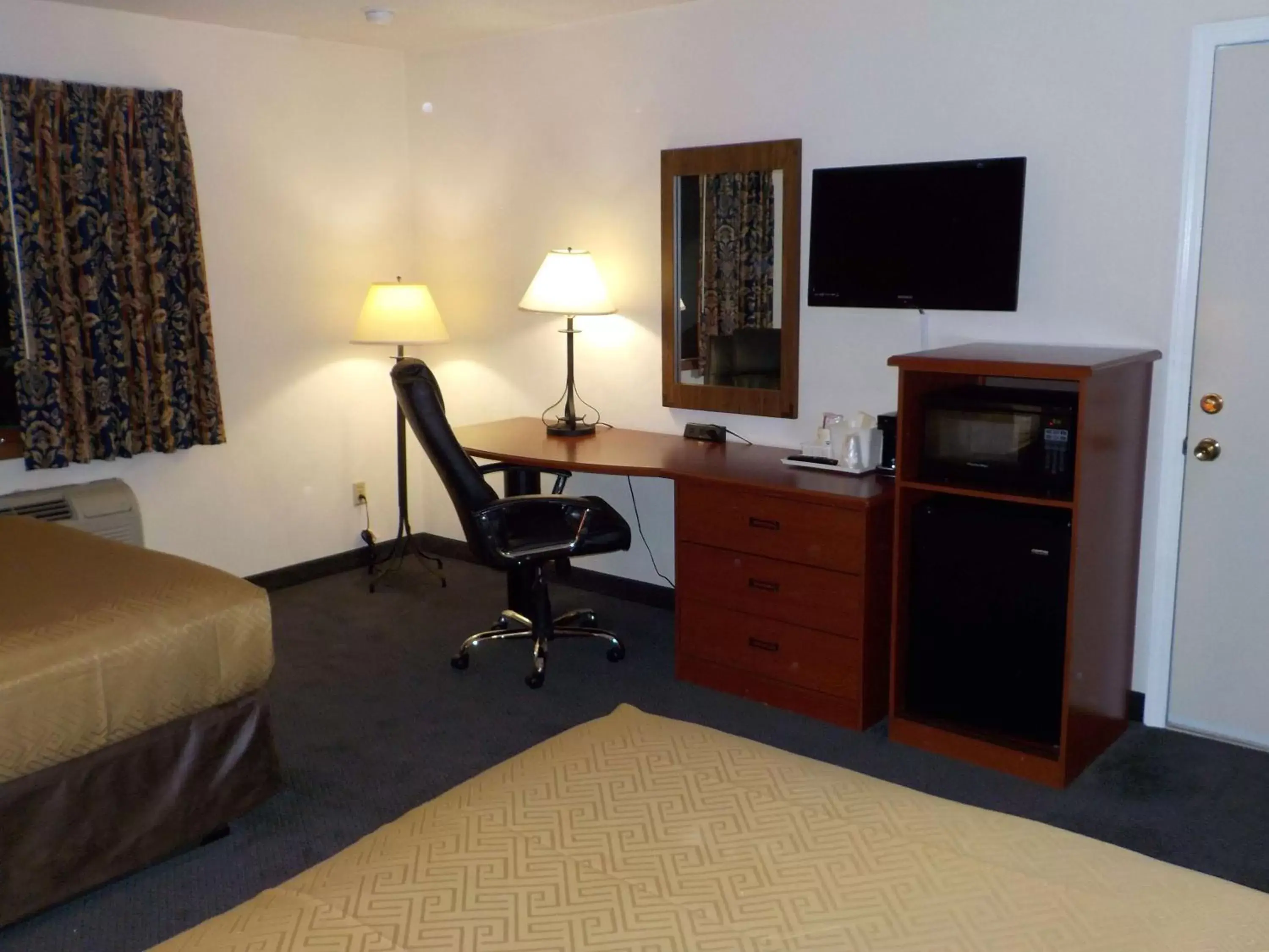 Photo of the whole room, TV/Entertainment Center in SureStay Hotel by Best Western Greenville