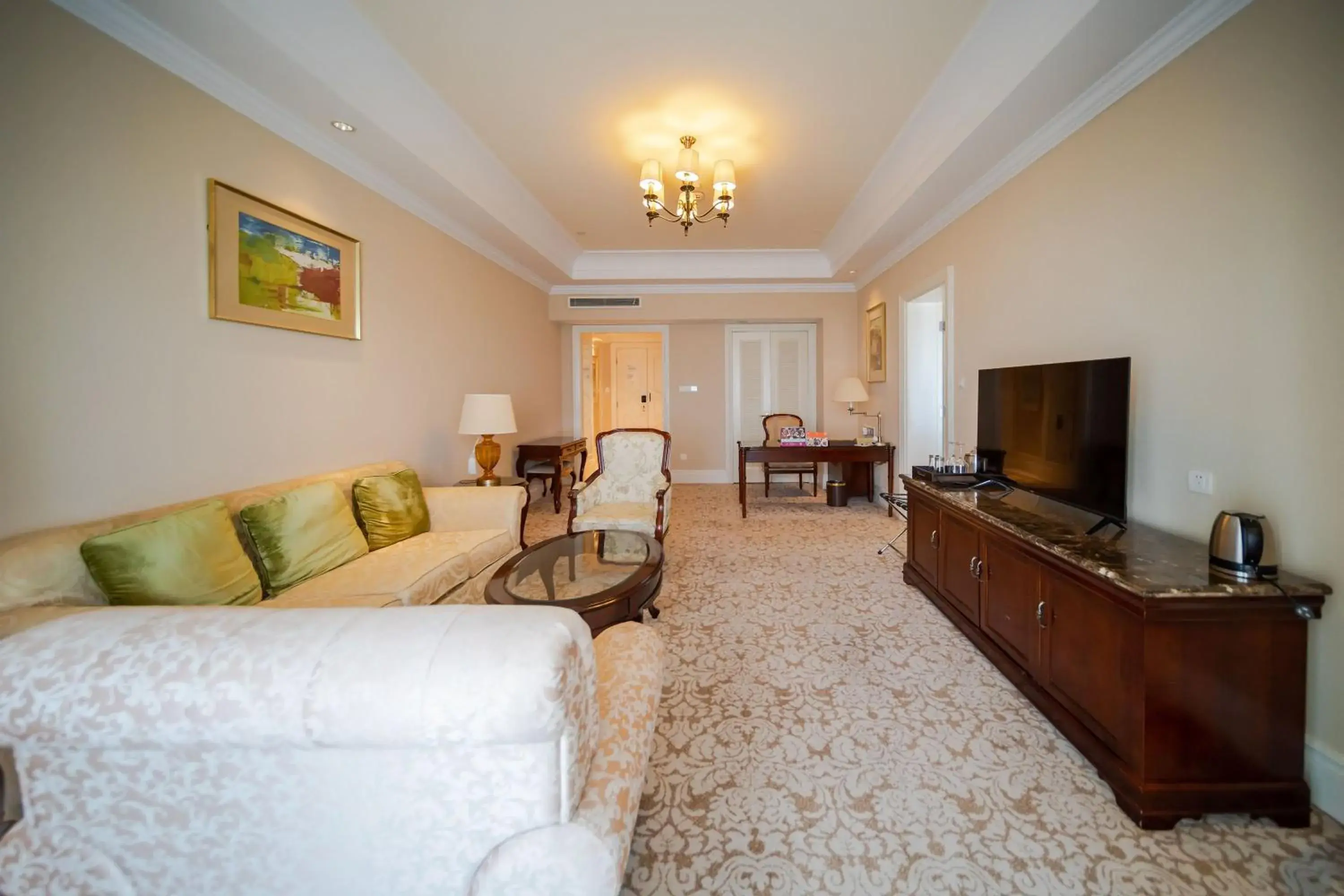 Photo of the whole room, Seating Area in Crowne Plaza Ocean Spring Resort, an IHG Hotel