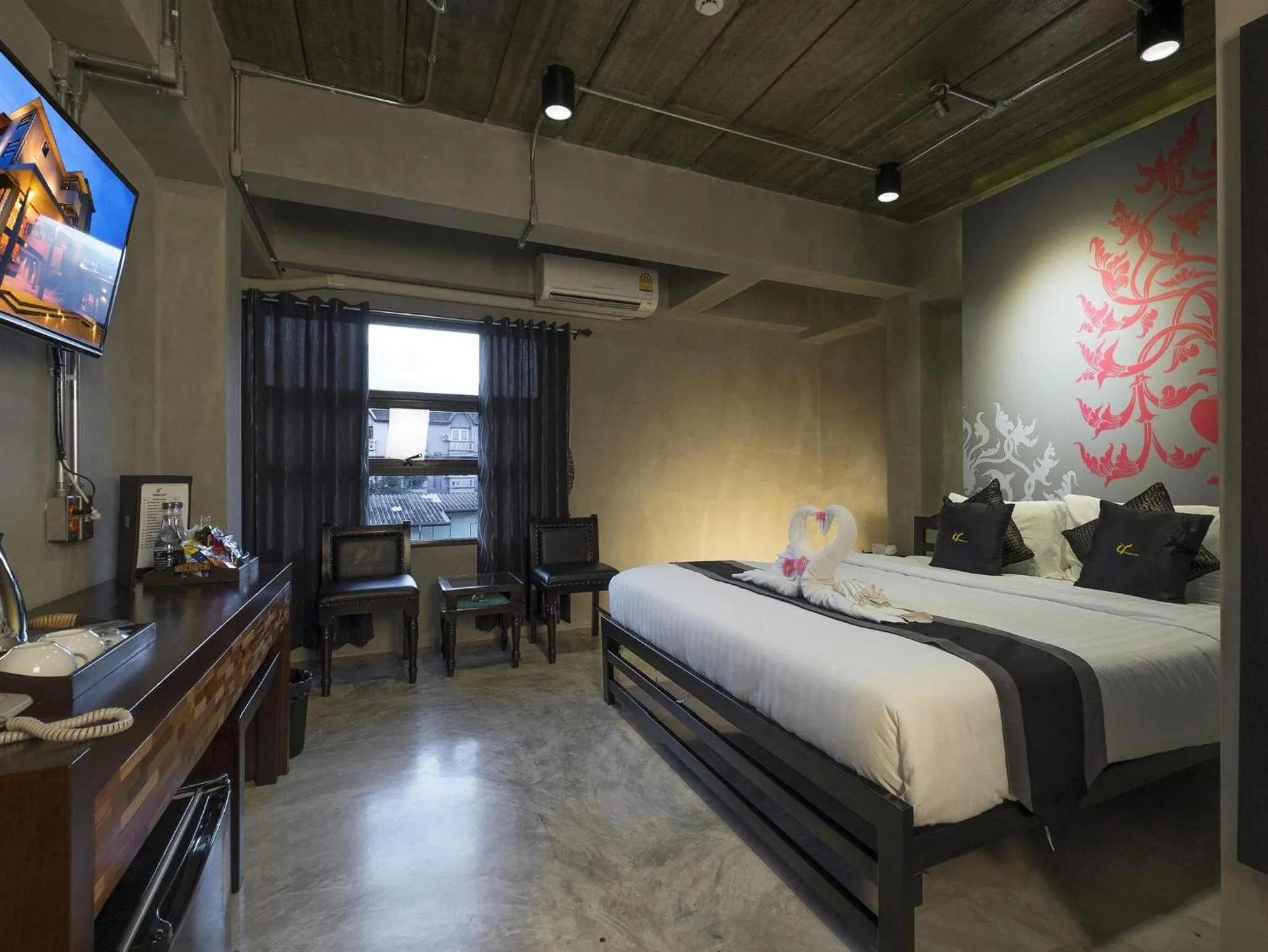 Photo of the whole room, Bed in Thapae Loft