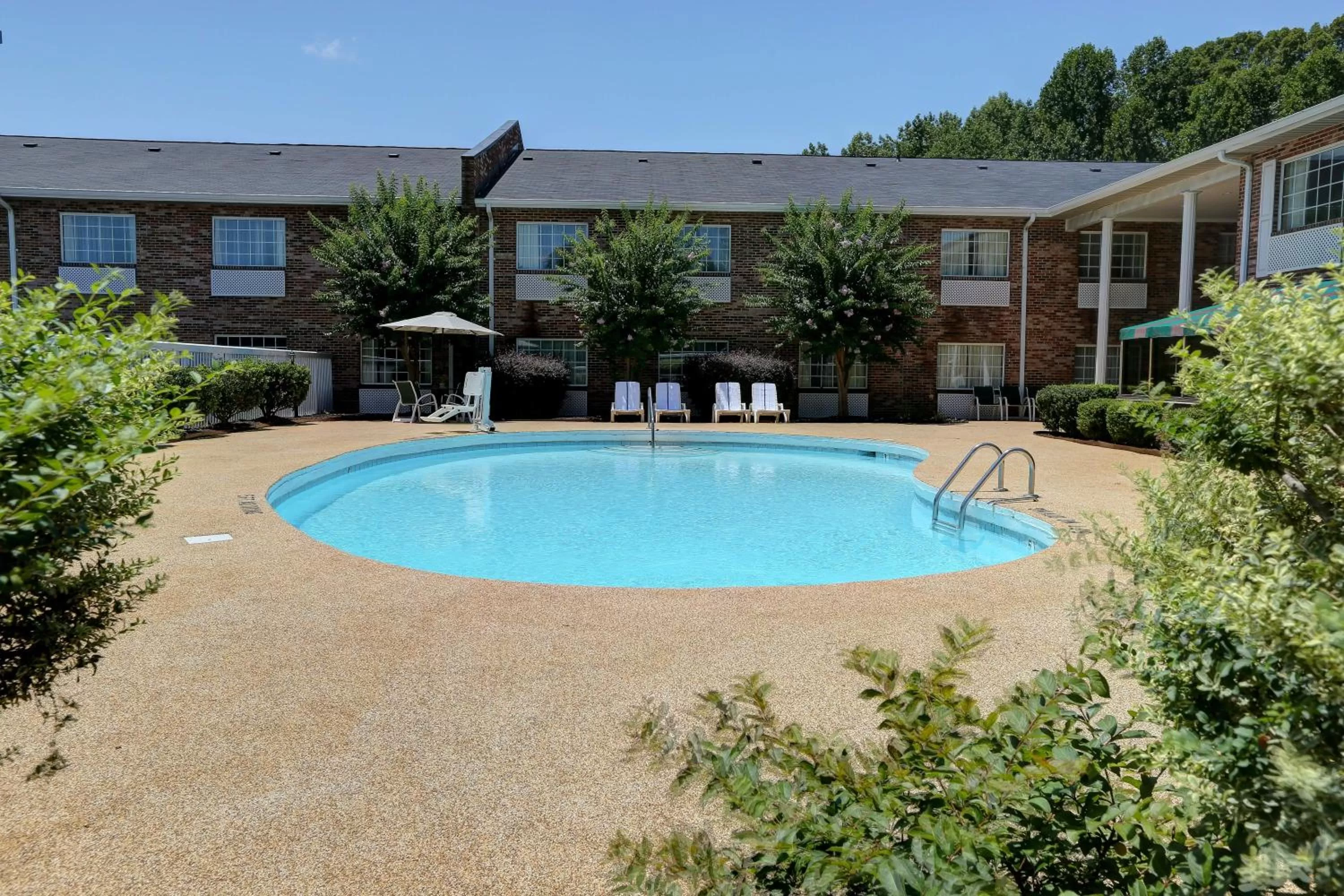 Swimming pool in Country Inn & Suites by Radisson, Charlotte I-85 Airport, NC