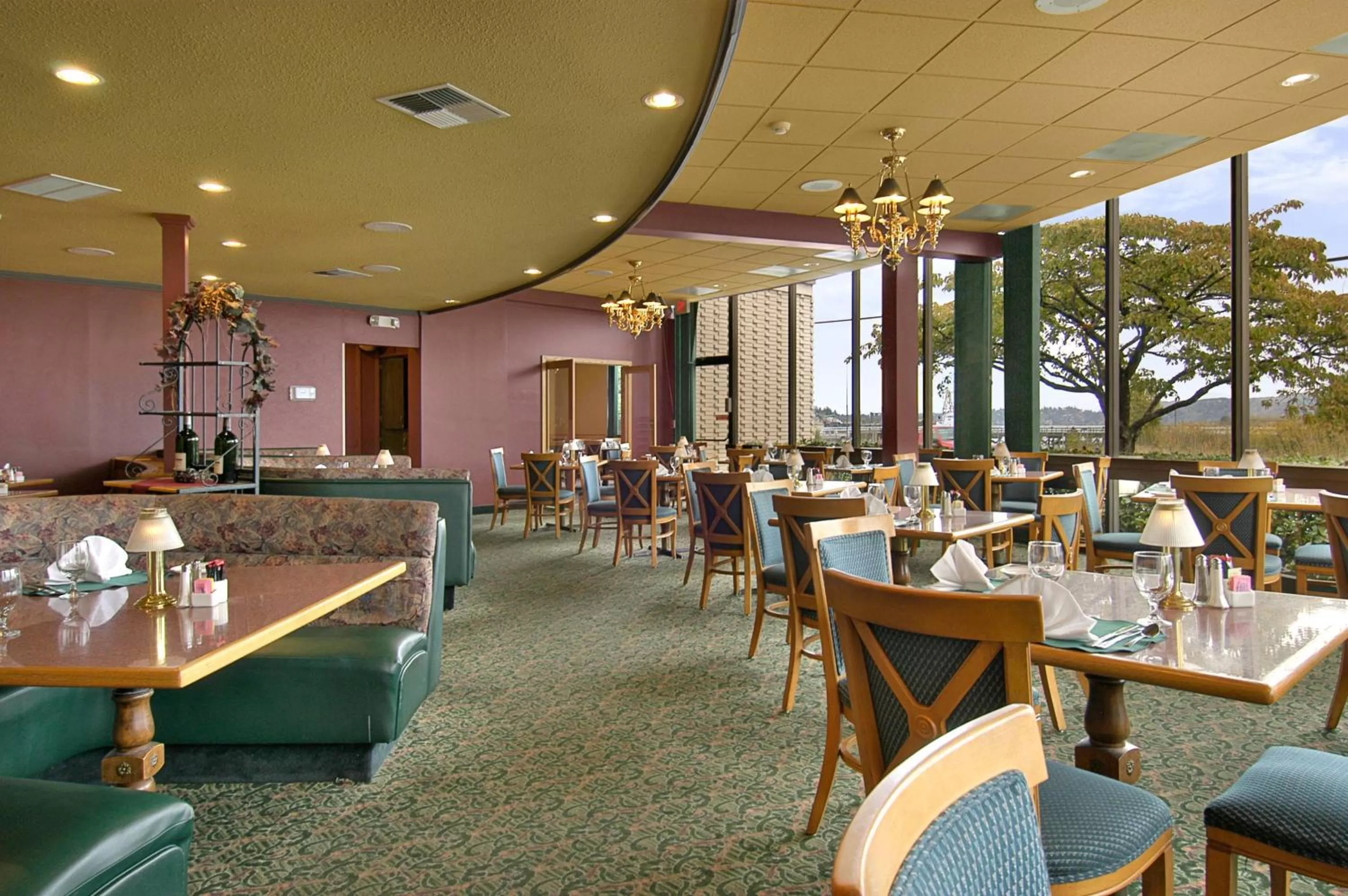 Restaurant/places to eat in Red Lion Hotel Coos Bay