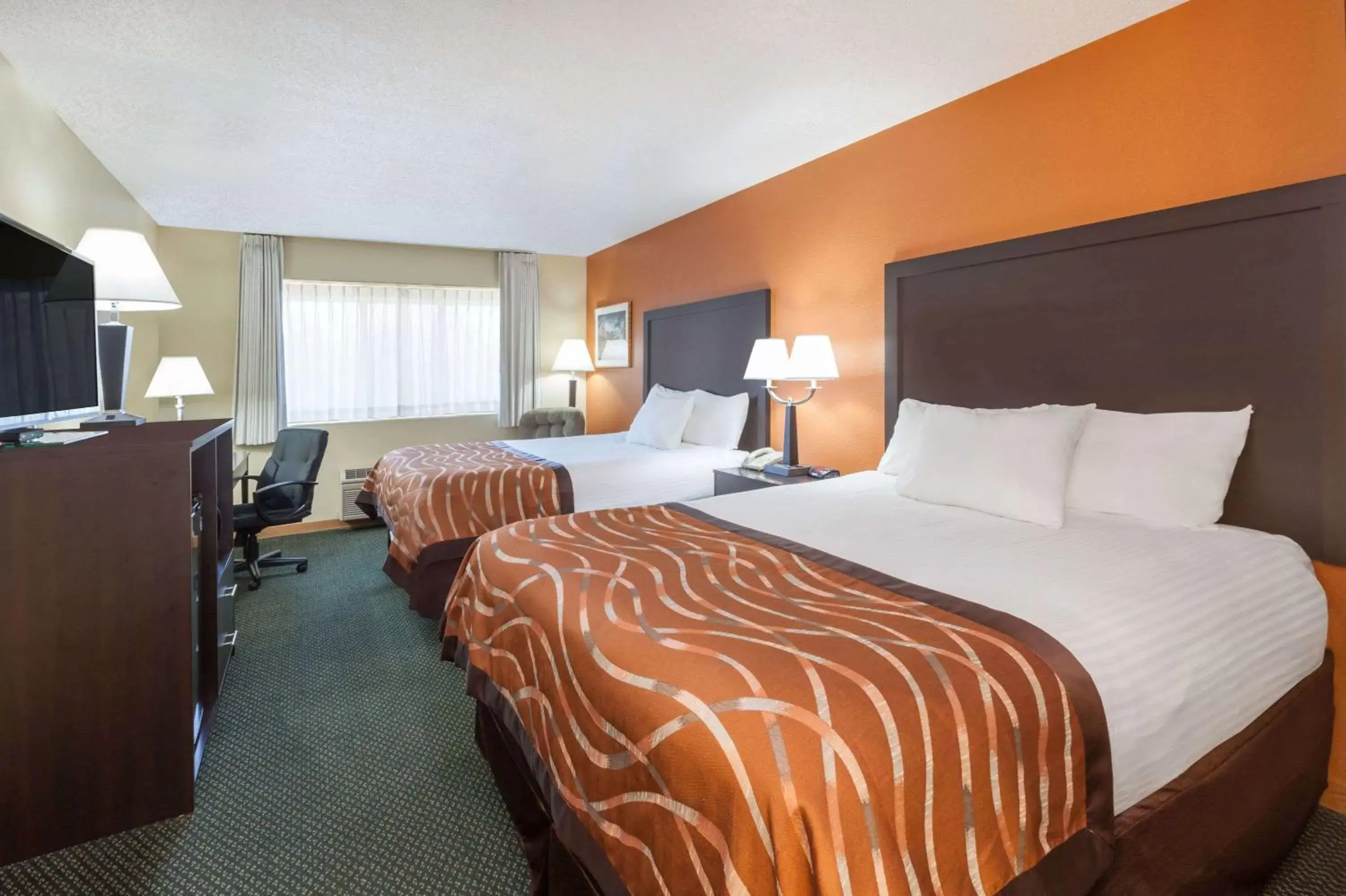 Photo of the whole room, Bed in Baymont by Wyndham Midland