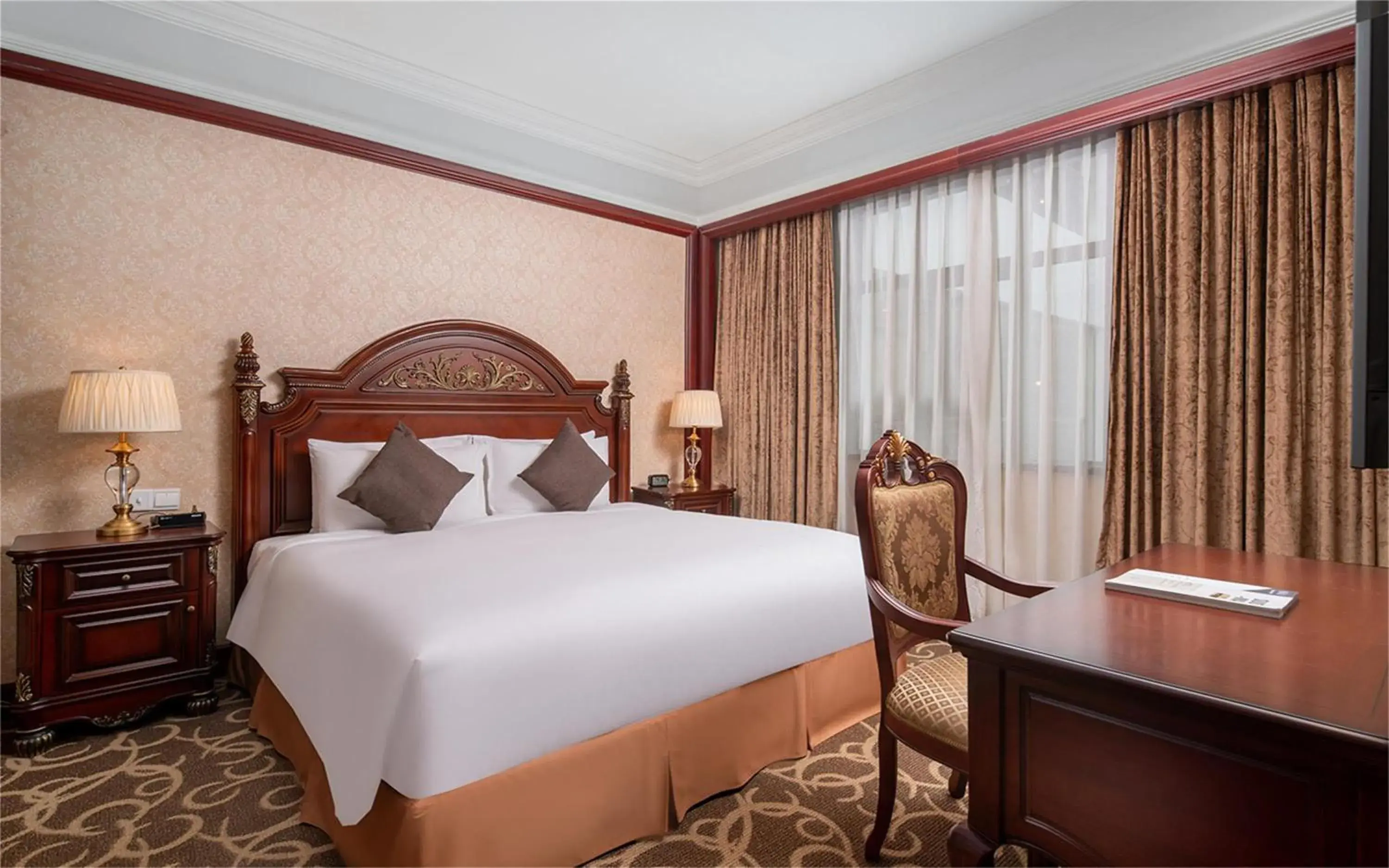 Bed in Wyndham Shanghai Hongqiao