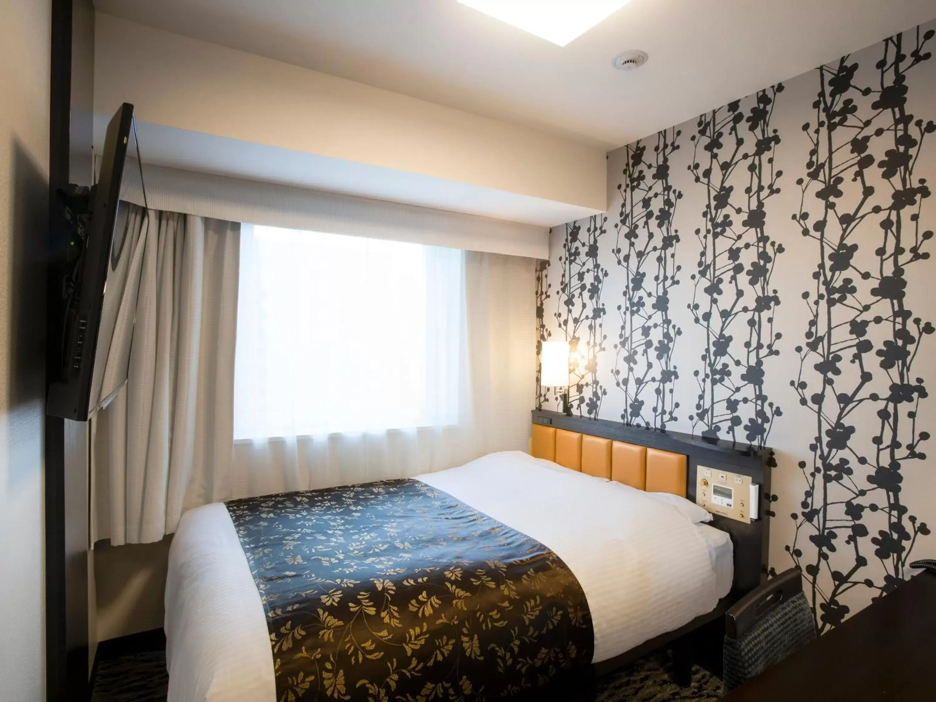 Photo of the whole room, Bed in APA Hotel & Resort Yokohama Bay Tower