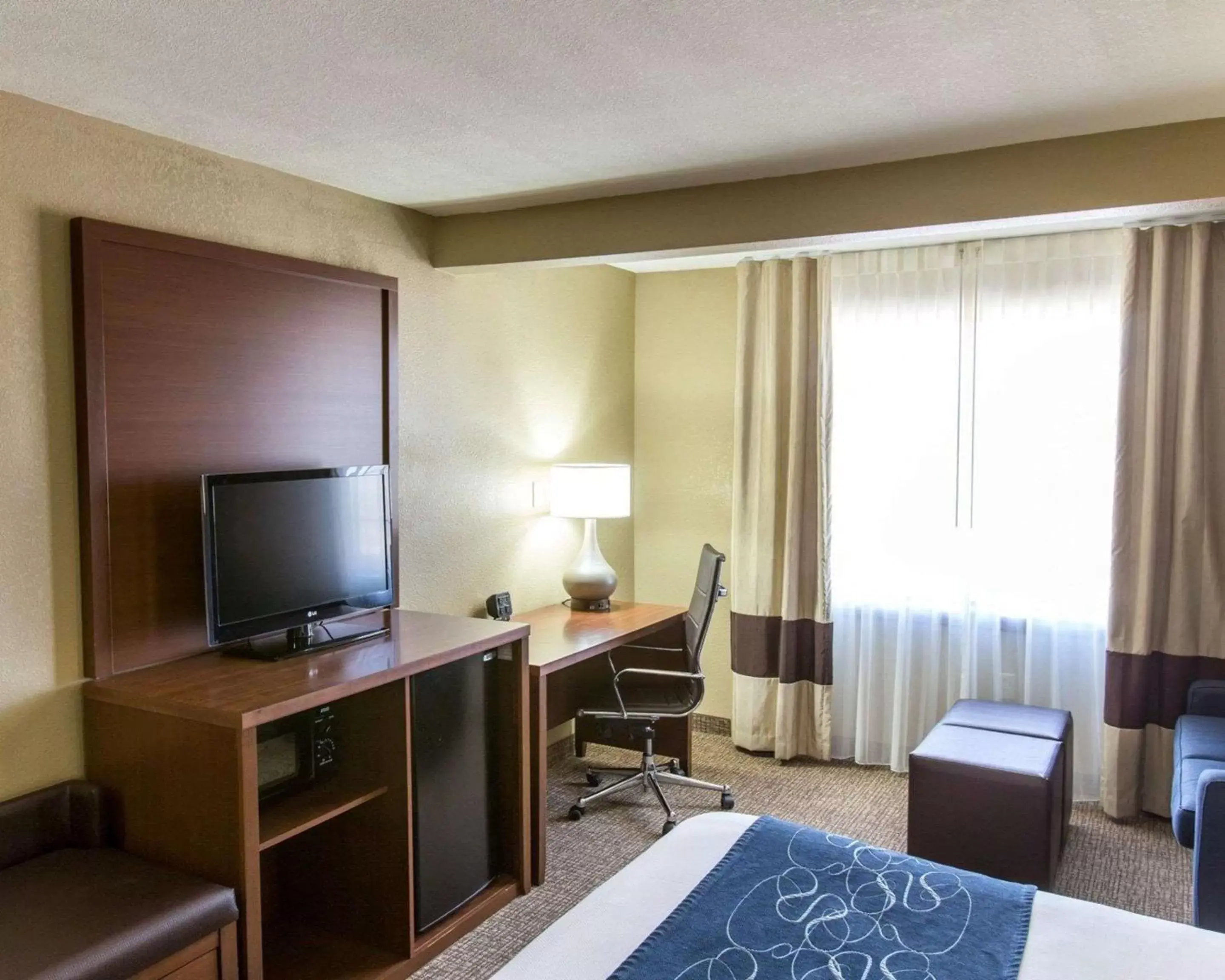 Photo of the whole room, TV/Entertainment Center in Comfort Suites Idabel