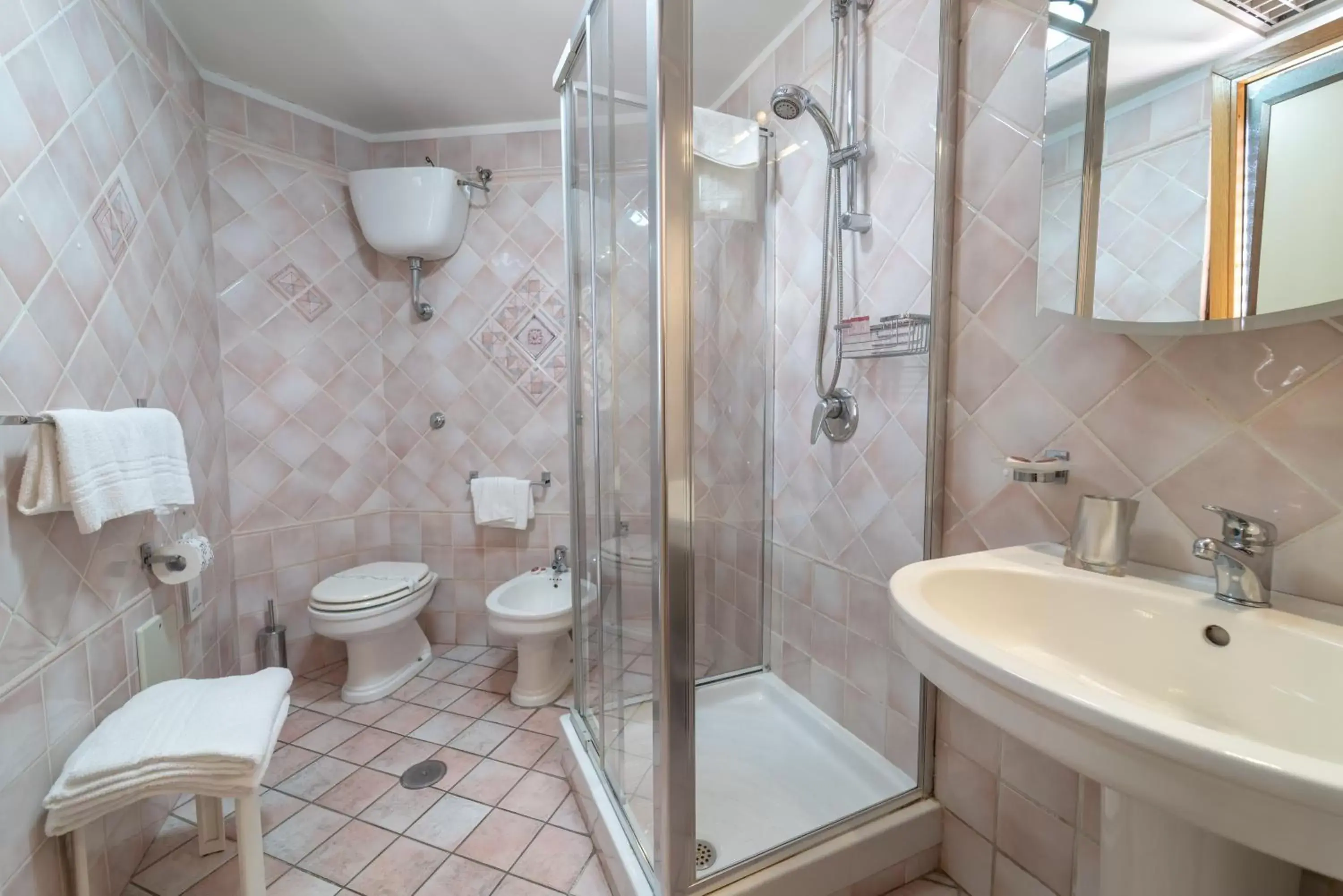 Shower, Bathroom in Hotel Il Ceppo