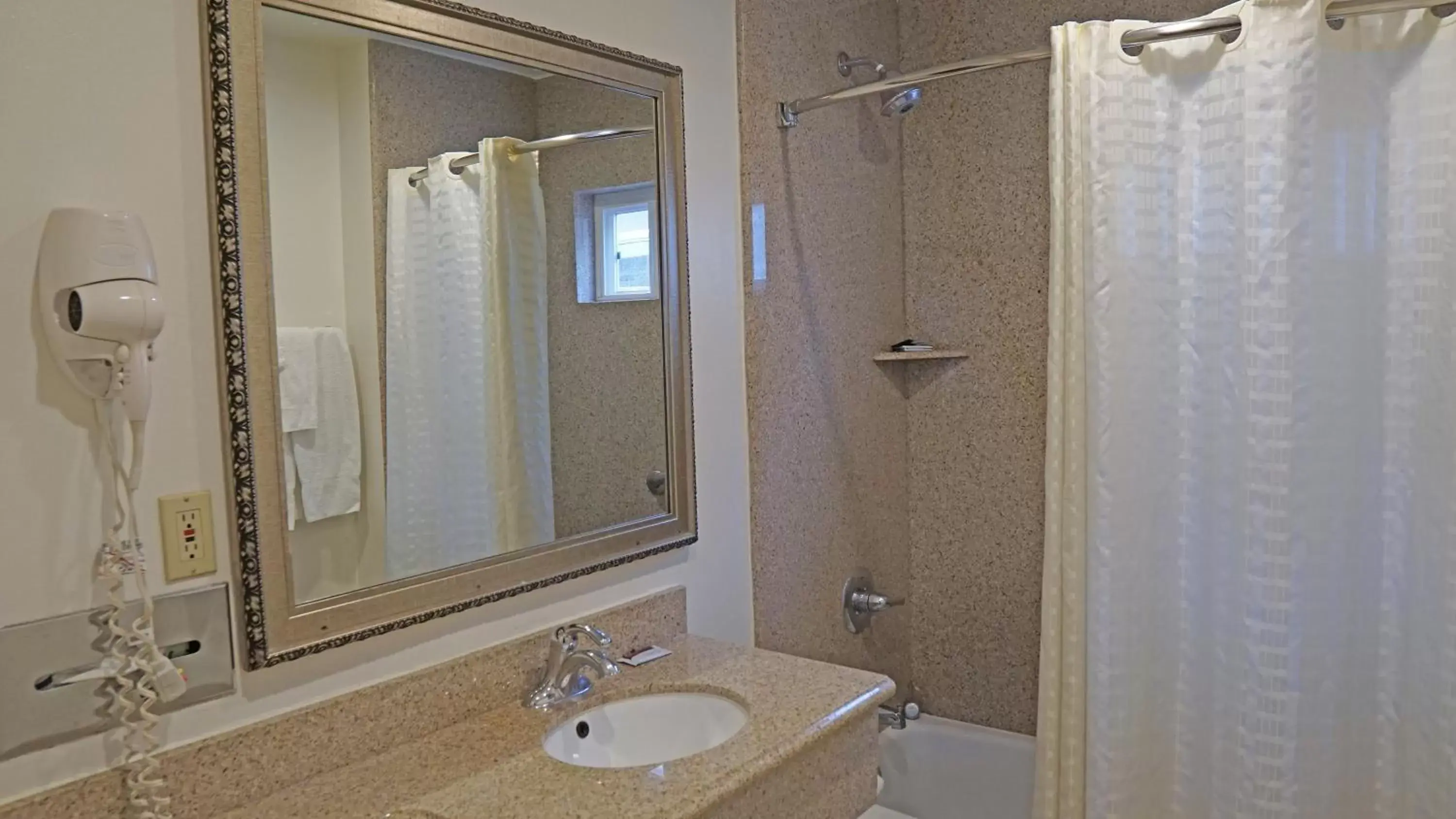 Bathroom in Redondo Inn and Suites
