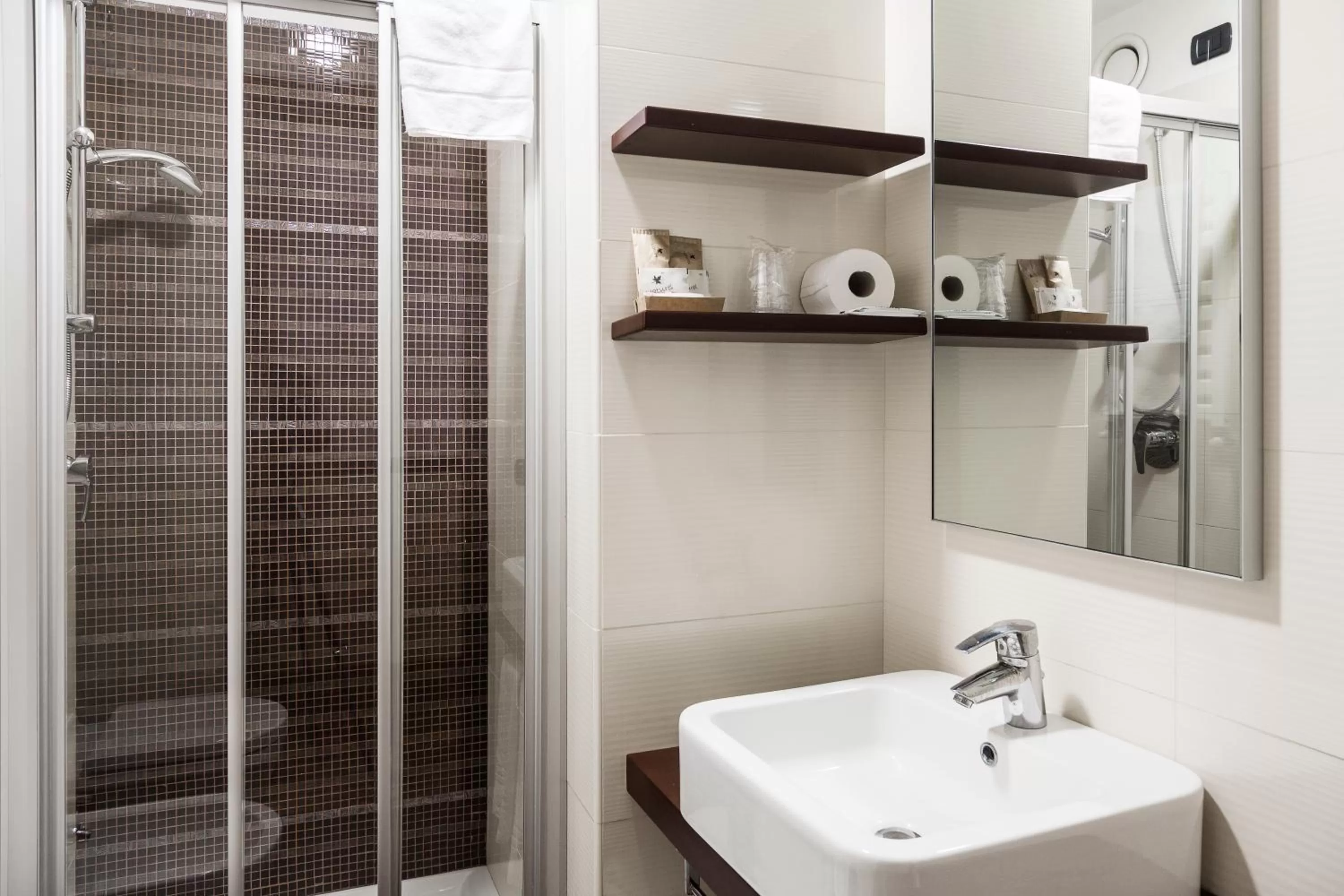 Bathroom in Hotel Des Etrangers