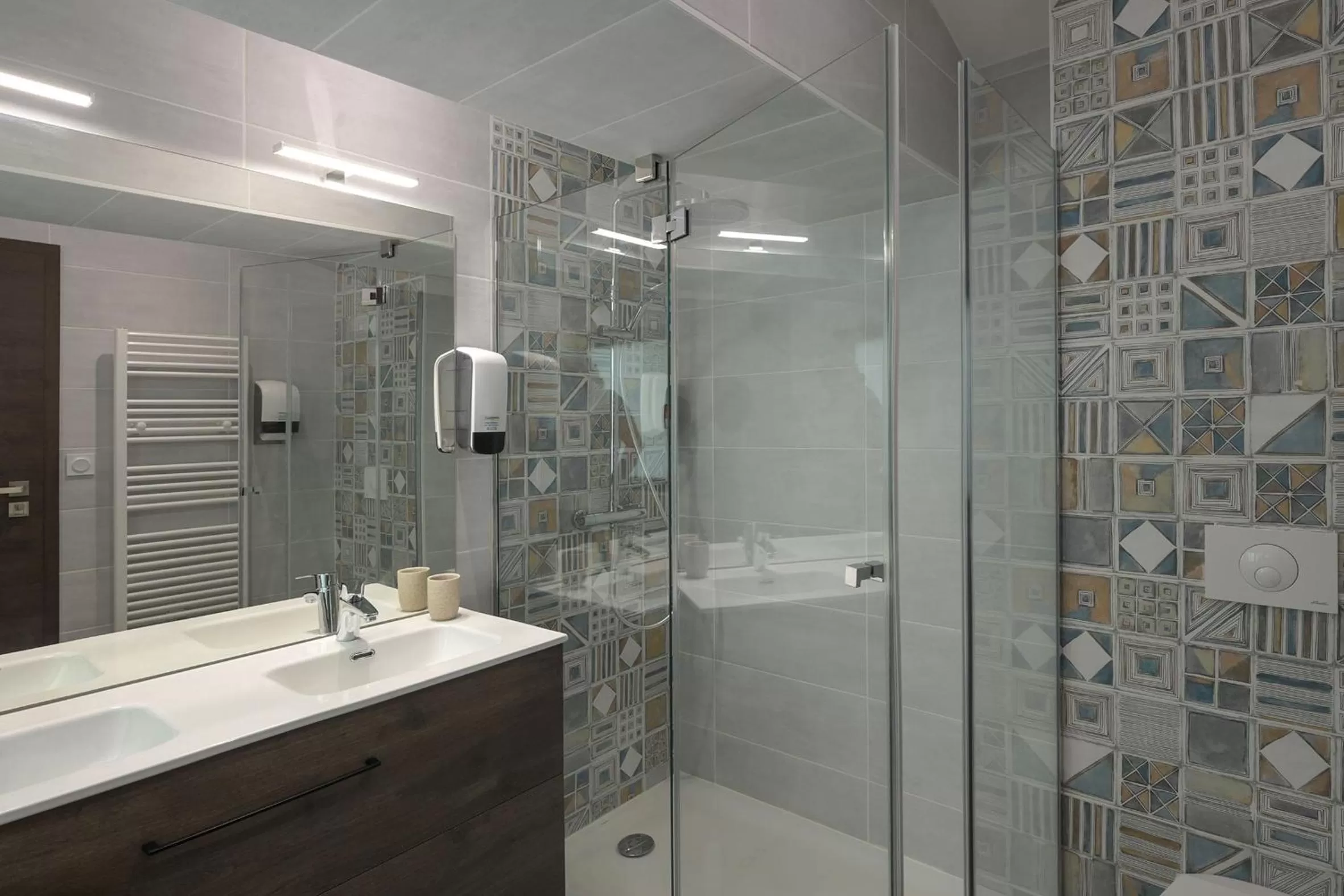 Shower in Hotel De La Croisée