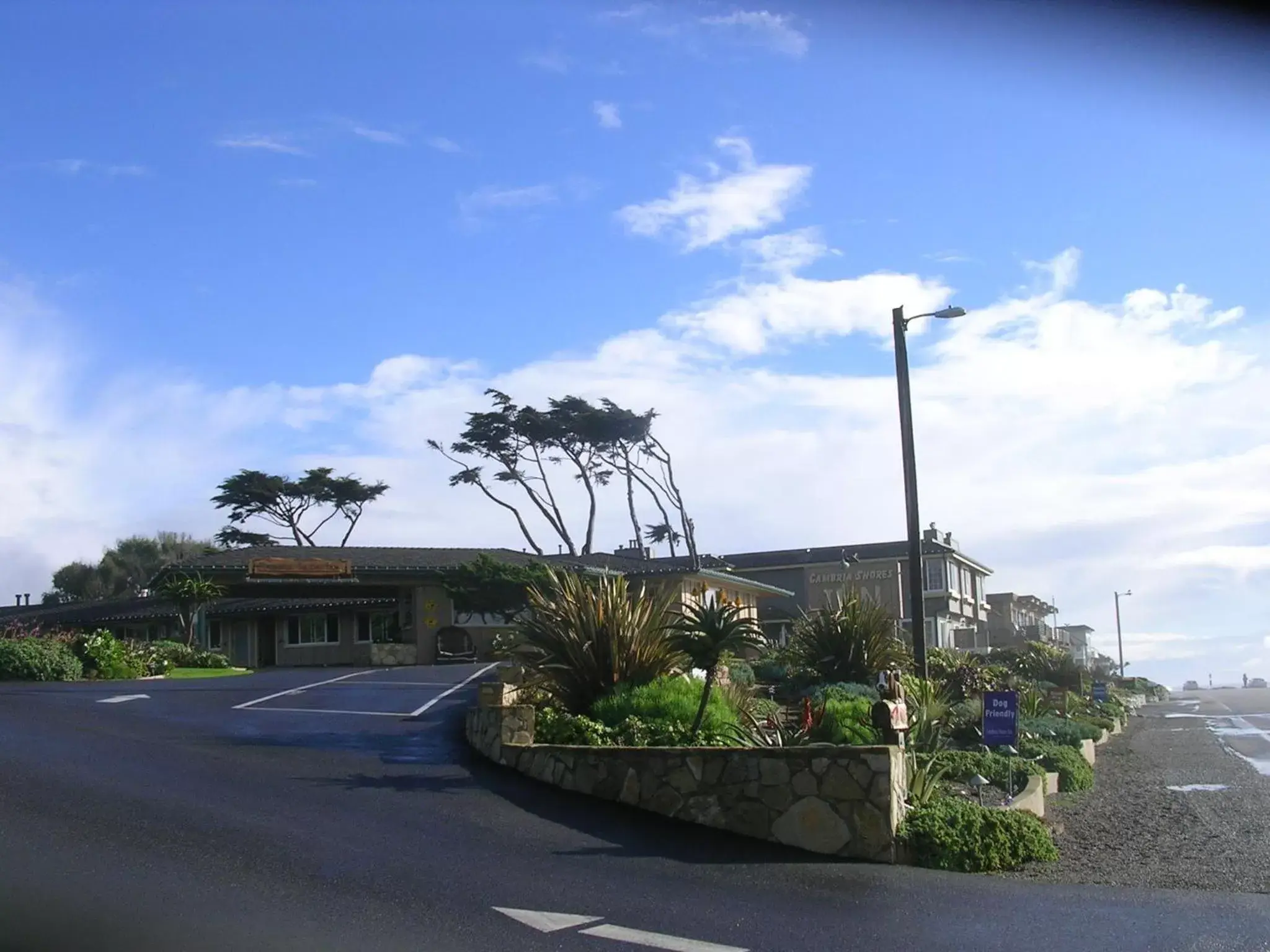 Facade/entrance, Property Building in Cambria Shores Inn