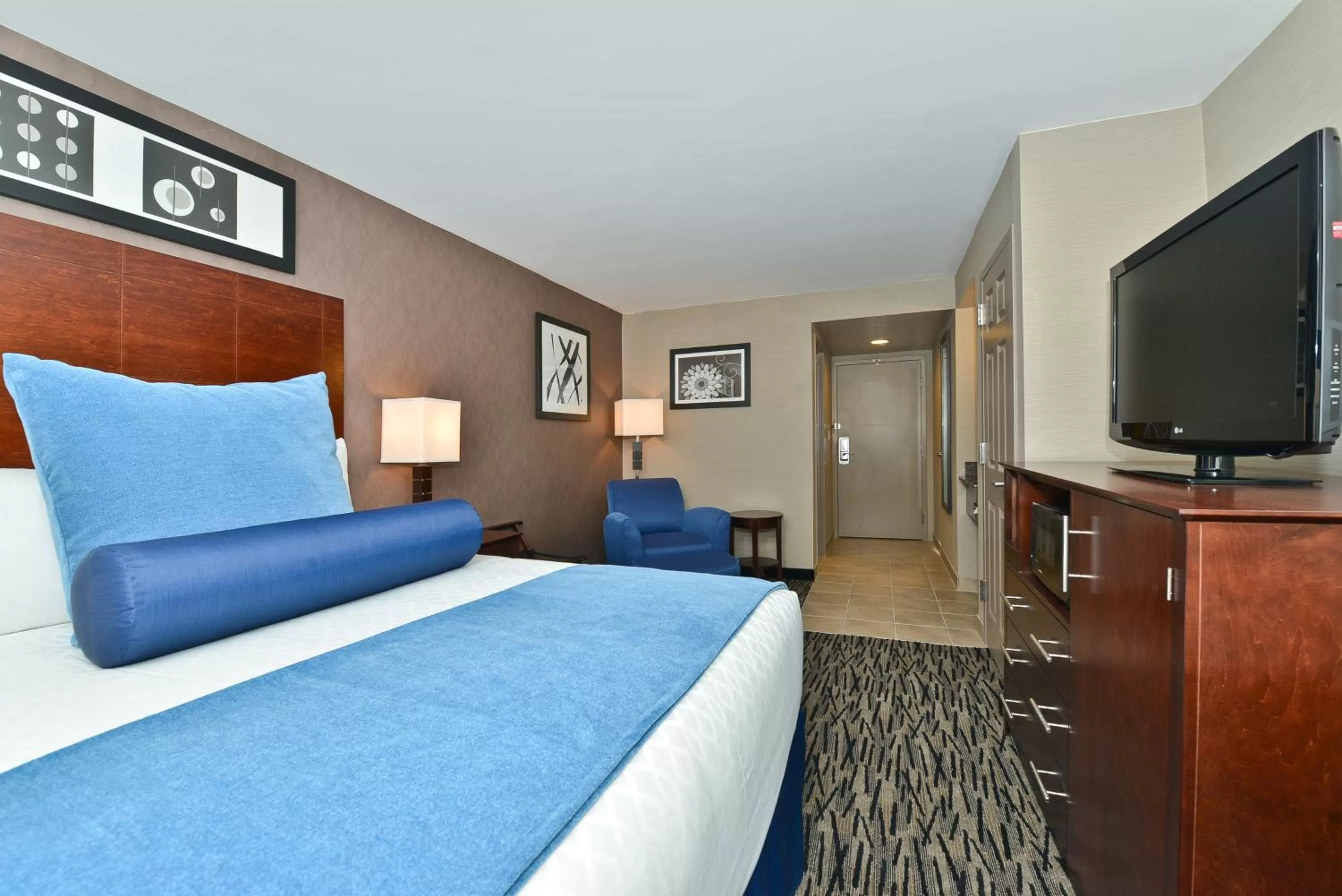 Bedroom, Bed in Wyndham Garden Elk Grove Village - O'Hare