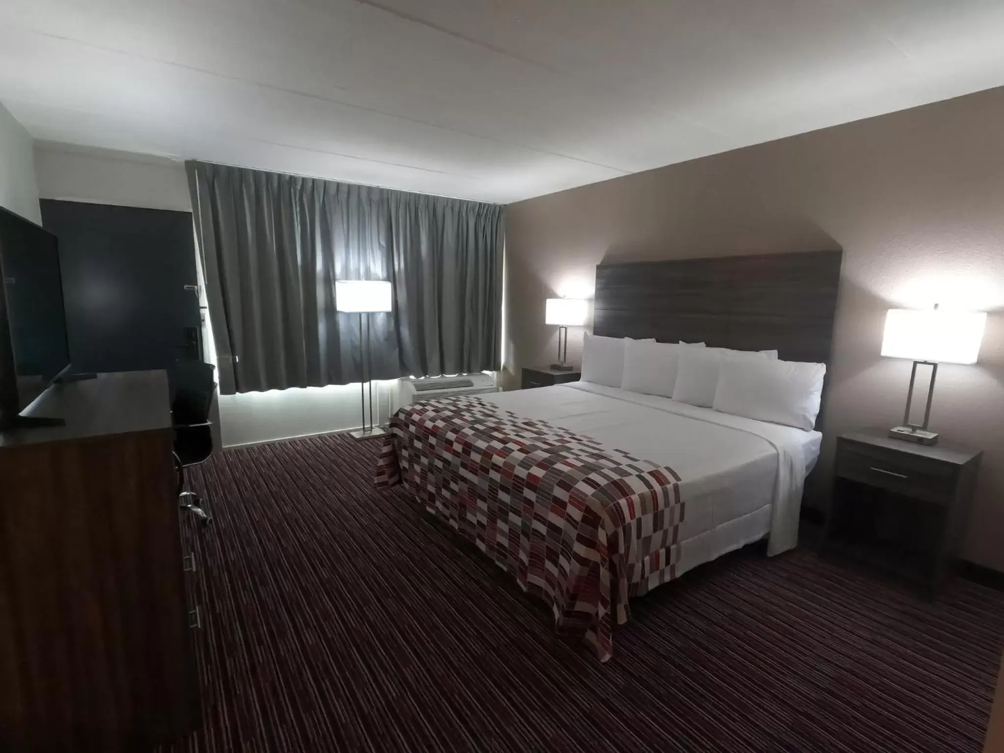 Photo of the whole room, Bed in Red Roof Inn Reading