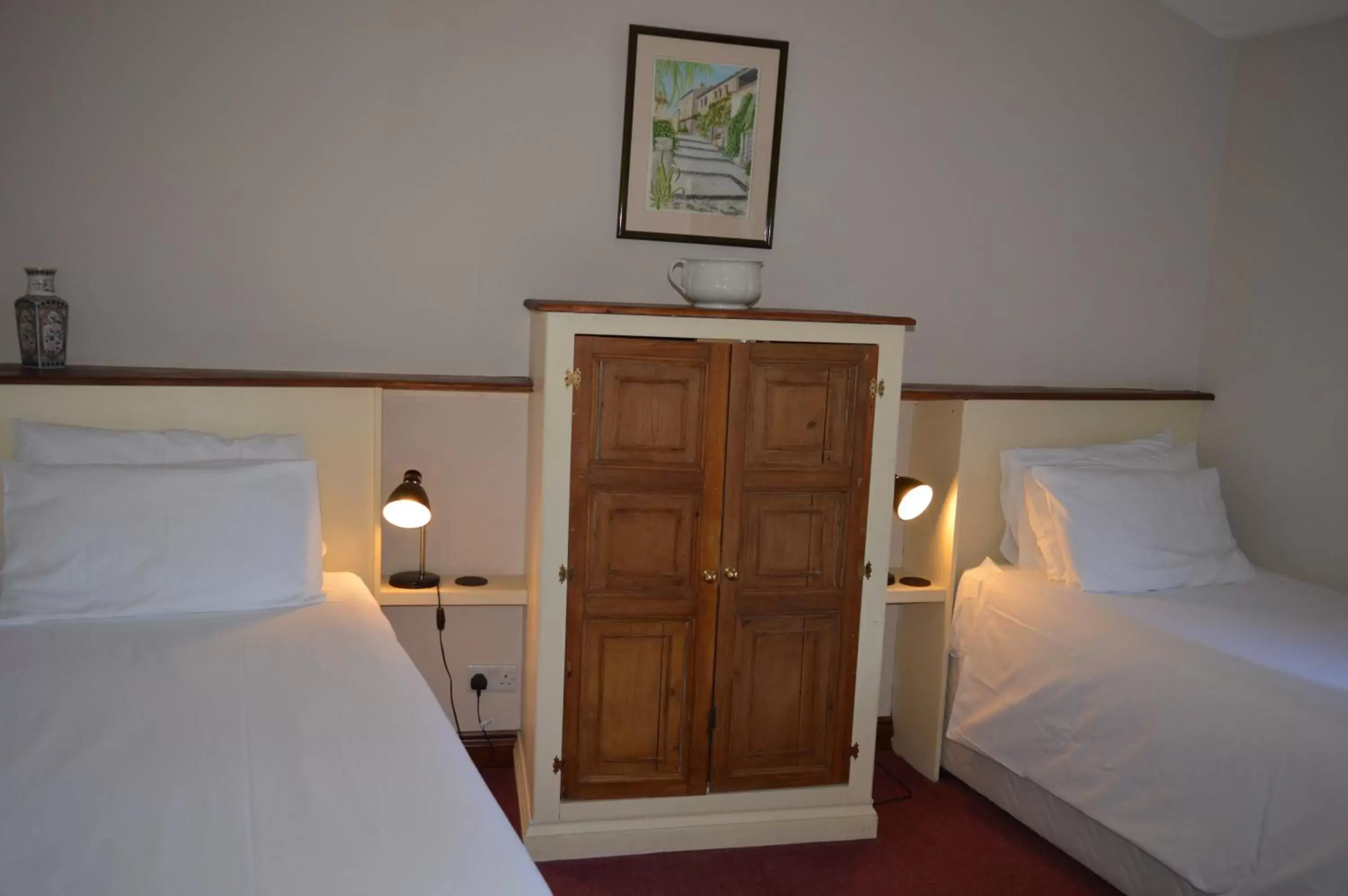 Twin Room in The Ilchester Arms Hotel, Ilchester Somerset Twin Room in The Ilchester Arms Hotel, Ilchester Somerset