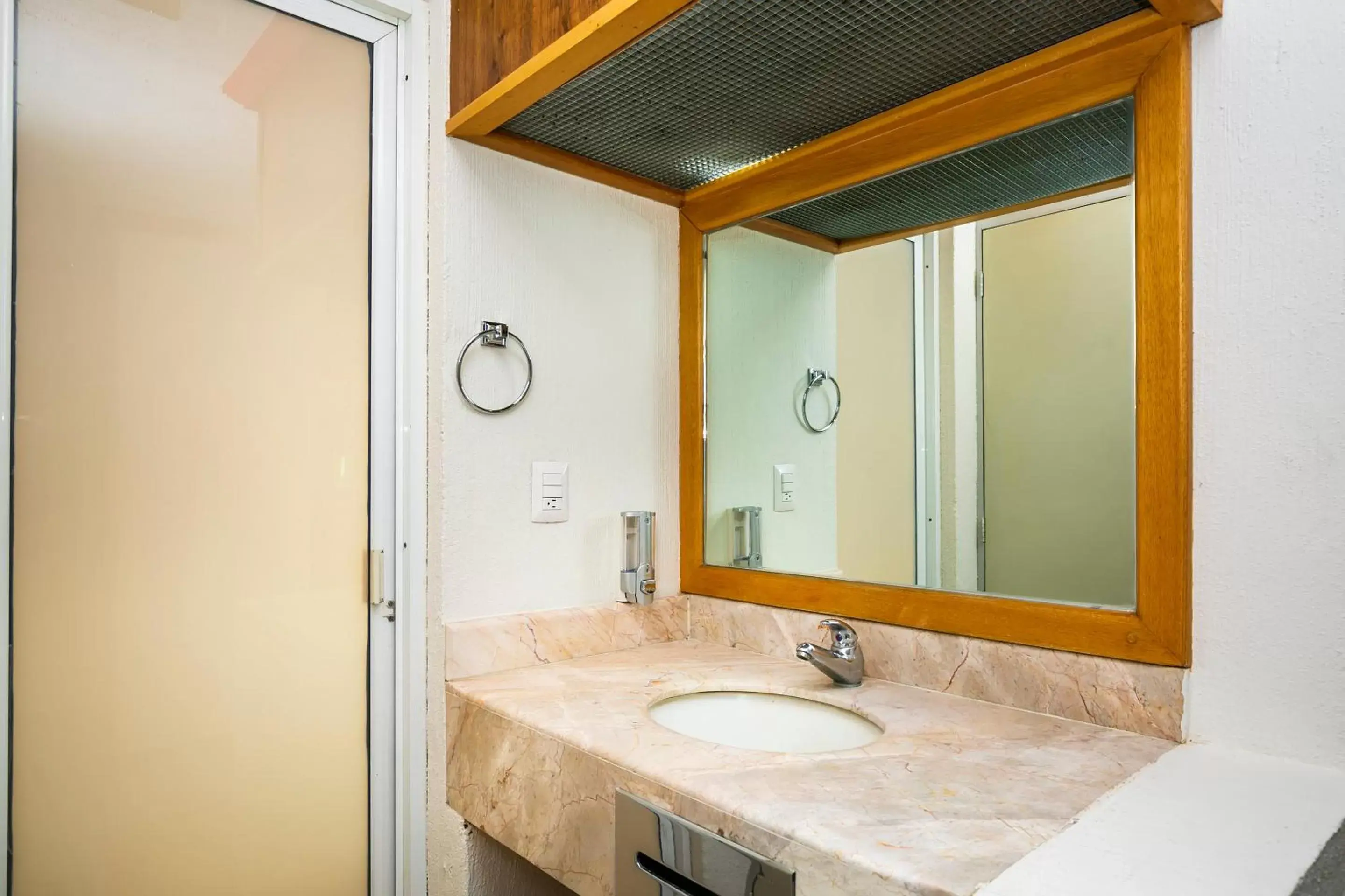 Area and facilities, Bathroom in Capital O Hotel Casa Blanca, Morelia