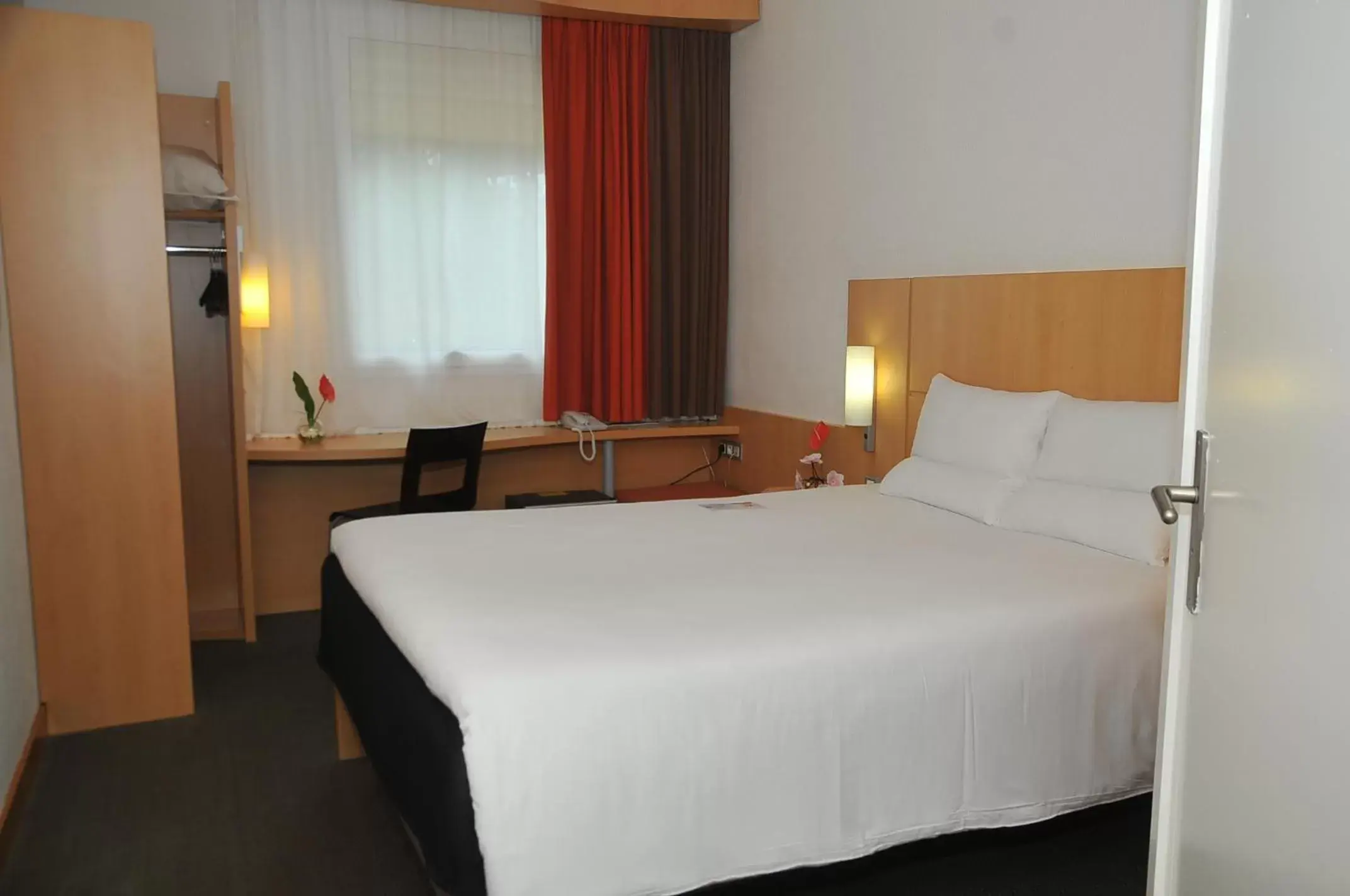 Bed in Ibis Cotonou Bed in Ibis Cotonou