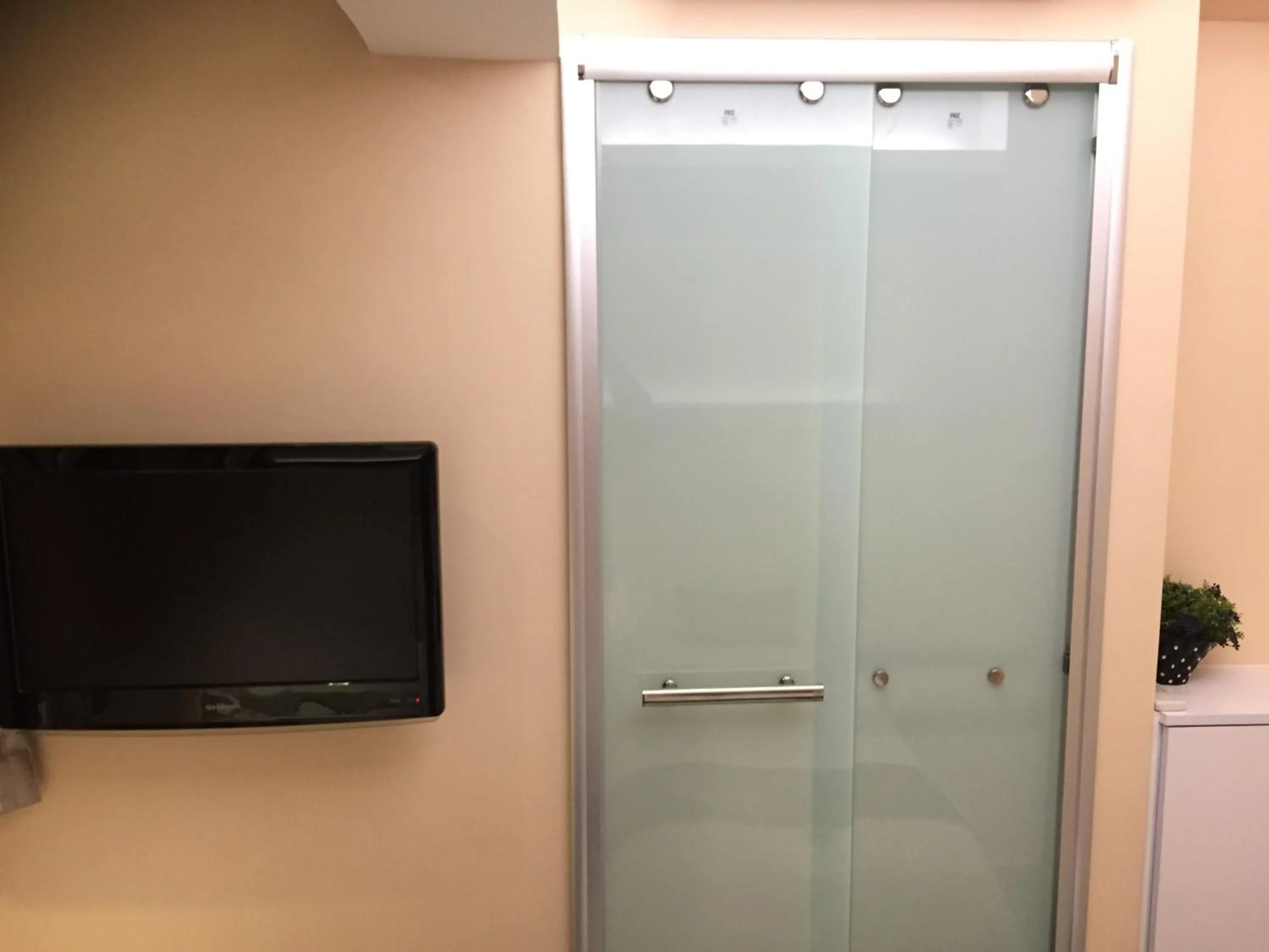 Photo of the whole room in Seasons Hotel - Causeway Bay